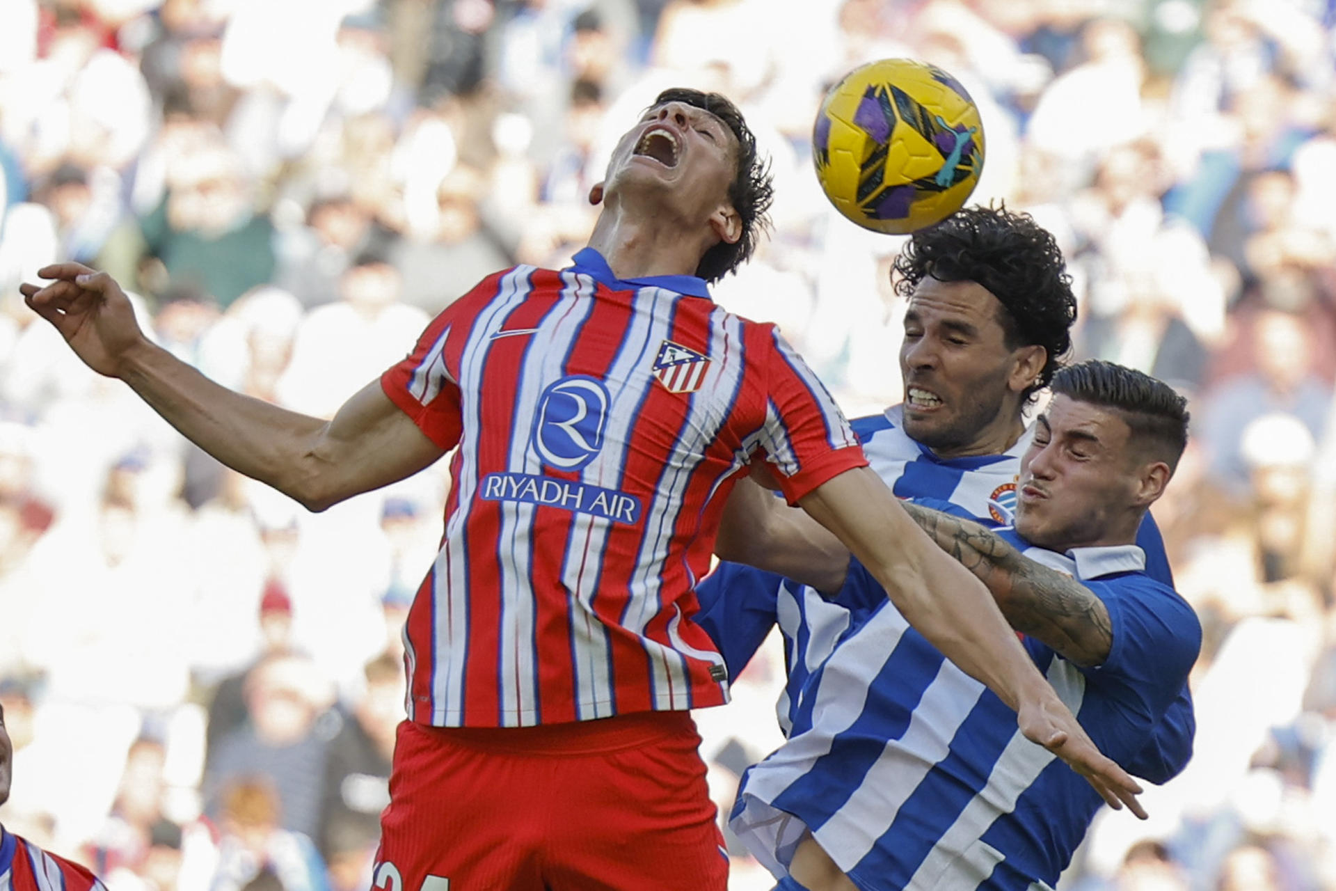 El defensa del Atlético de Madrid Robin Le Normand y el defensa del RCD Espanyol Leandro Cabrera, durante el partido de la jornada 29 de LaLiga entre el RCD Espanyol y el Atlético de Madrid, este sábado en el RCDE Stadium en Cornellá de Llobregat (Barcelona).- EFE/ Alberto Estévez