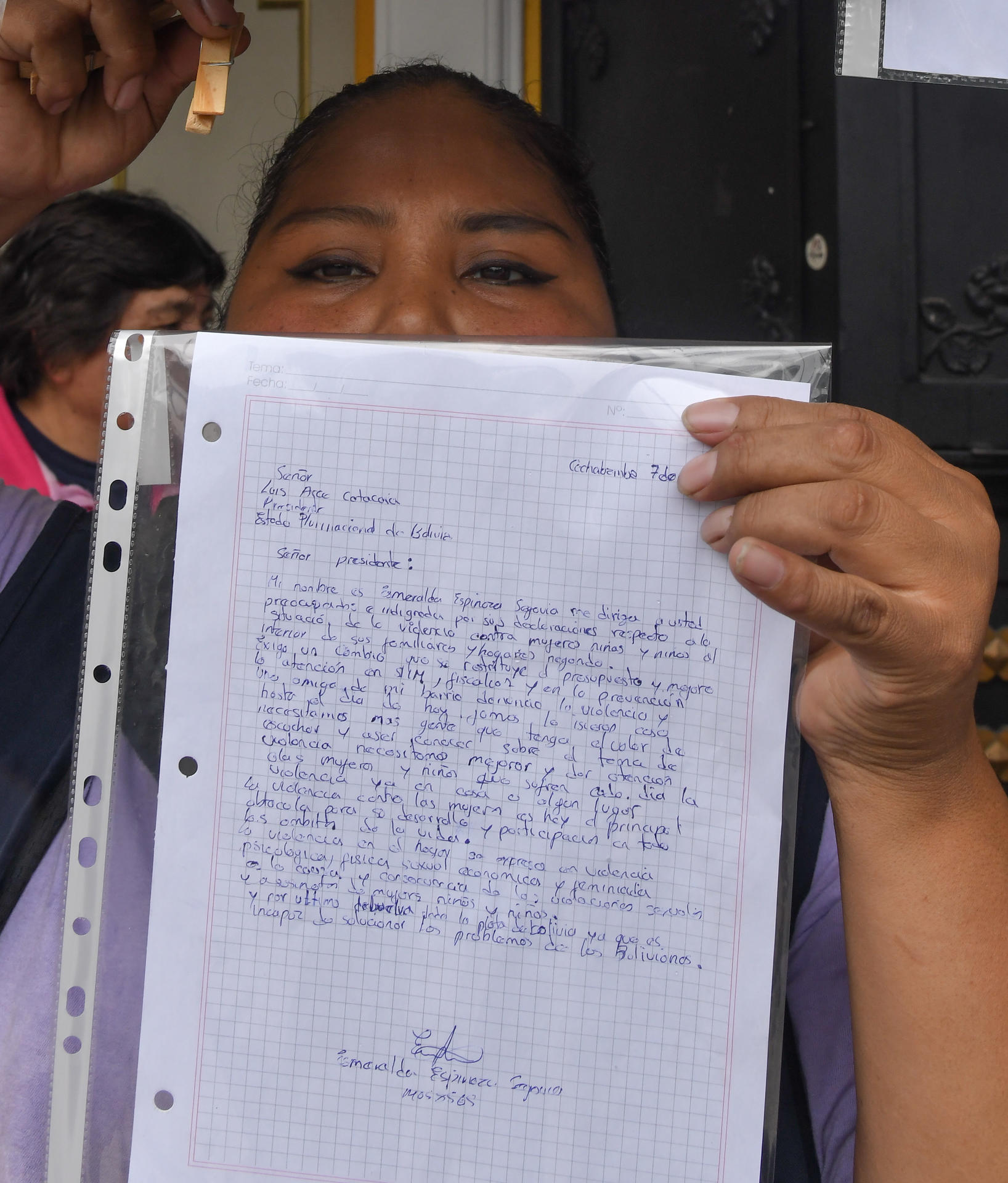 Una mujer sostiene una carta durante un evento este lunes, en la plaza 14 de septiembre en Cochabamba (Bolivia).EFE/Jorge Abrego
