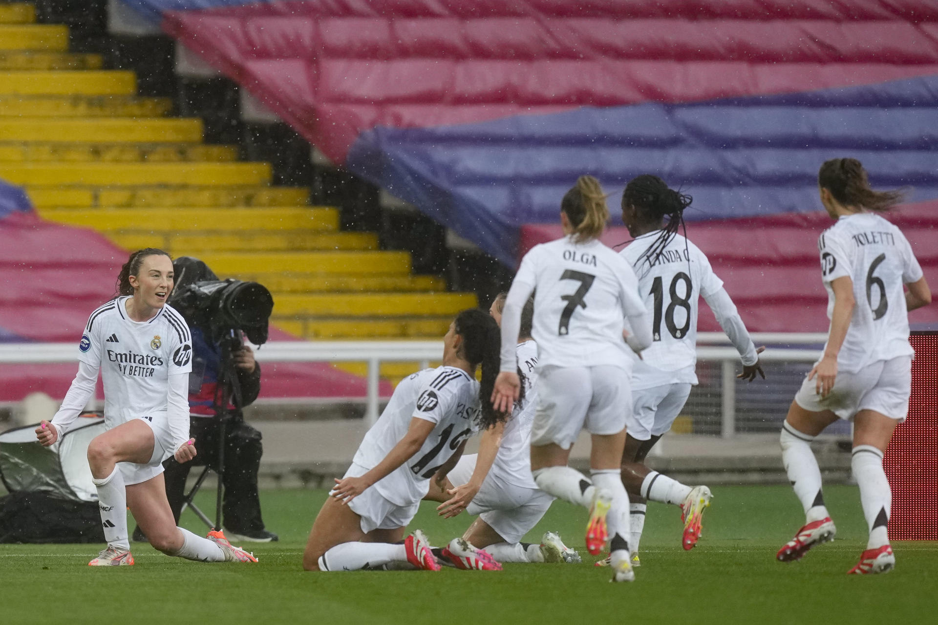 La delantera del Real Madrid Caroline Weir, izq, celebra el gol conseguido ante el FC Barcelona durante el partido de Liga Femenina disputado este domingo en el Estadi Olímpic Lluís Companys. EFE/Enric Fontcuberta