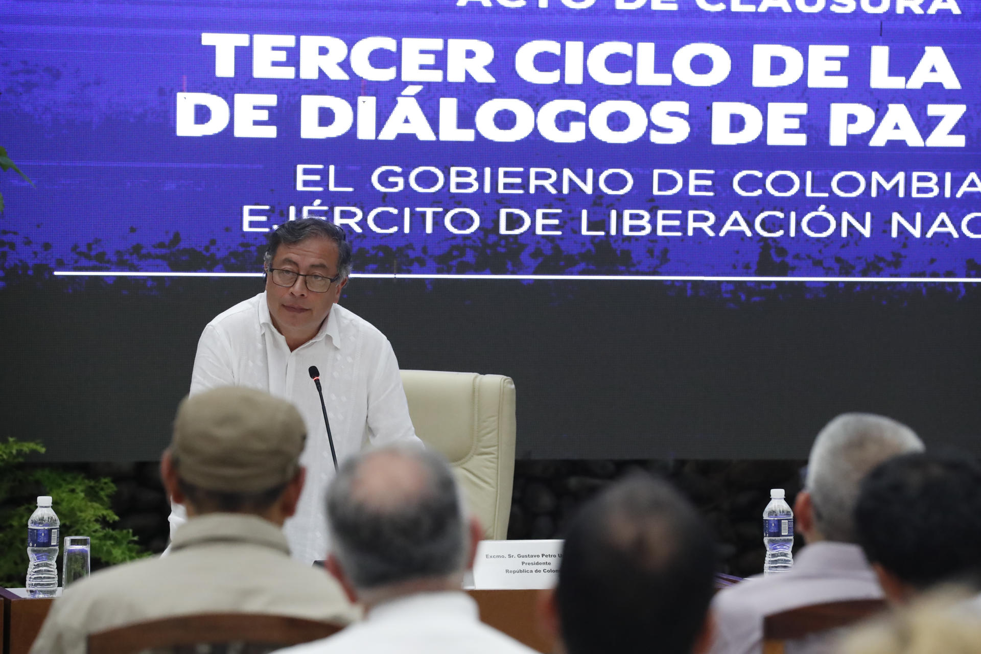 Fotografía de archivo, tomada en junio de 2023 en  la que se registró al presidente de Colombia, Gustavo Petro, durante el cierre de una tercera ronda de conversaciones de paz con la guerrilla del ELN, en La Habana (Cuba). EFE/Ernesto Mastrascusa