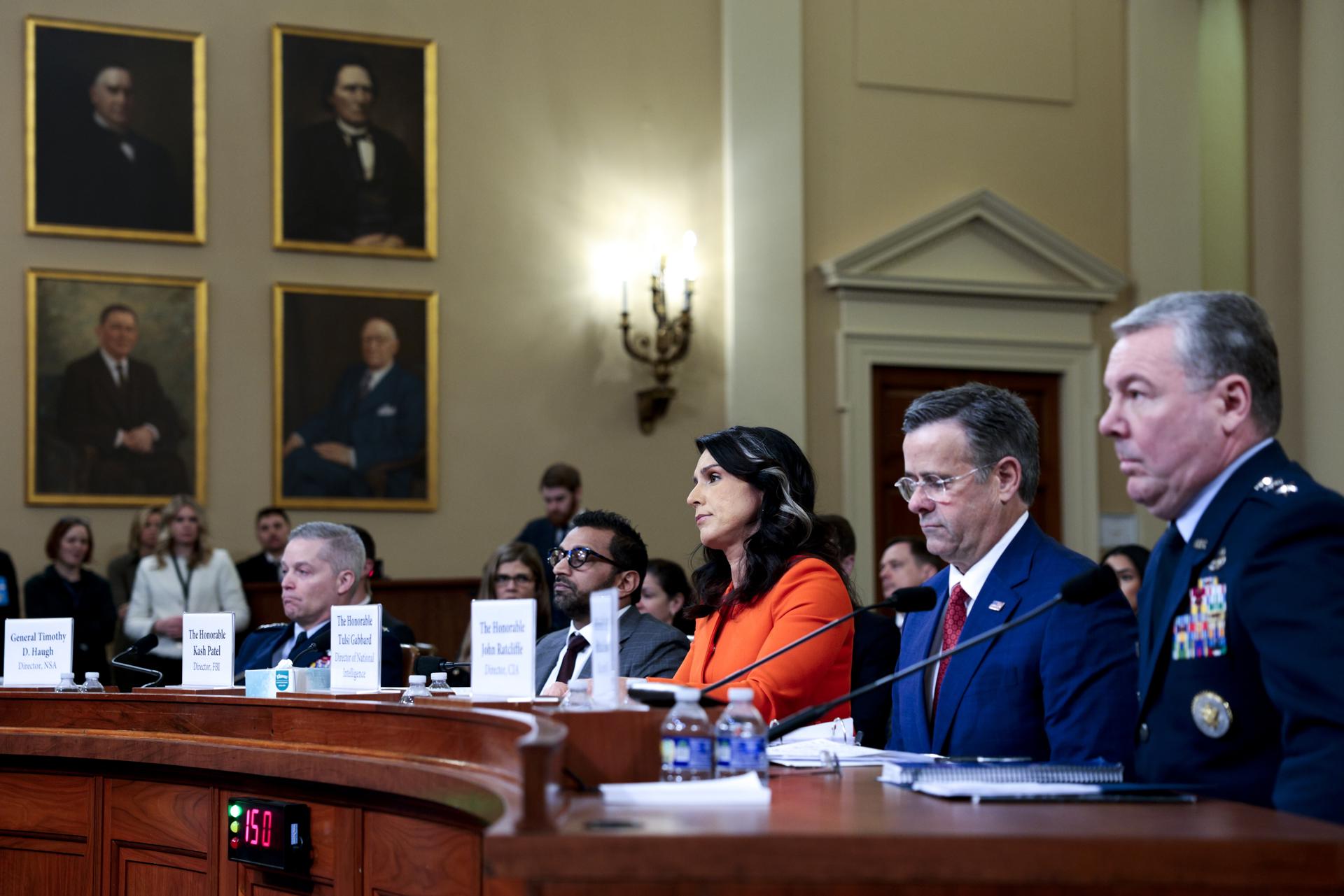 La directora de Inteligencia Nacional Tulsi Gabbard (c), el director de la CIA, John Ratcliffe (2-d), el director del FBI, Kash Patel (2 i), el director de la Agencia de Seguridad Nacional General Timothy Haugh (i) y el director de la Agencia de Inteligencia de Defensa Teniente General Jeffrey Kruse (d) en la audiencia del Comité de Inteligencia de la Cámara sobre 'La Evaluación de Amenazas Mundiales Anual' en Capitol Hill en Washington, DC, EE. UU., el 26 de marzo de 2025. EFE/SHAWN THEW