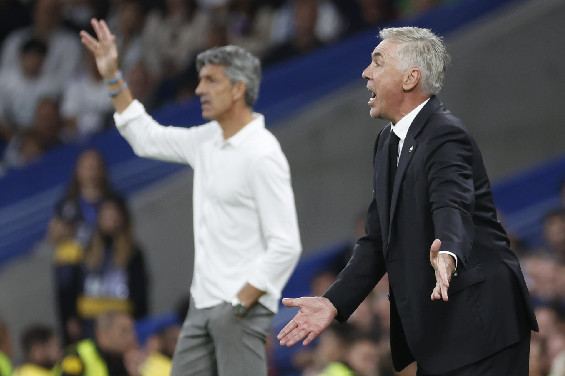 El técnico del Real Madrid, Carlo Ancelotti (d) y el de la Real Sociedad vasco, Imanol Alguacil (i). EFE / Juan Carlos Hidalgo.