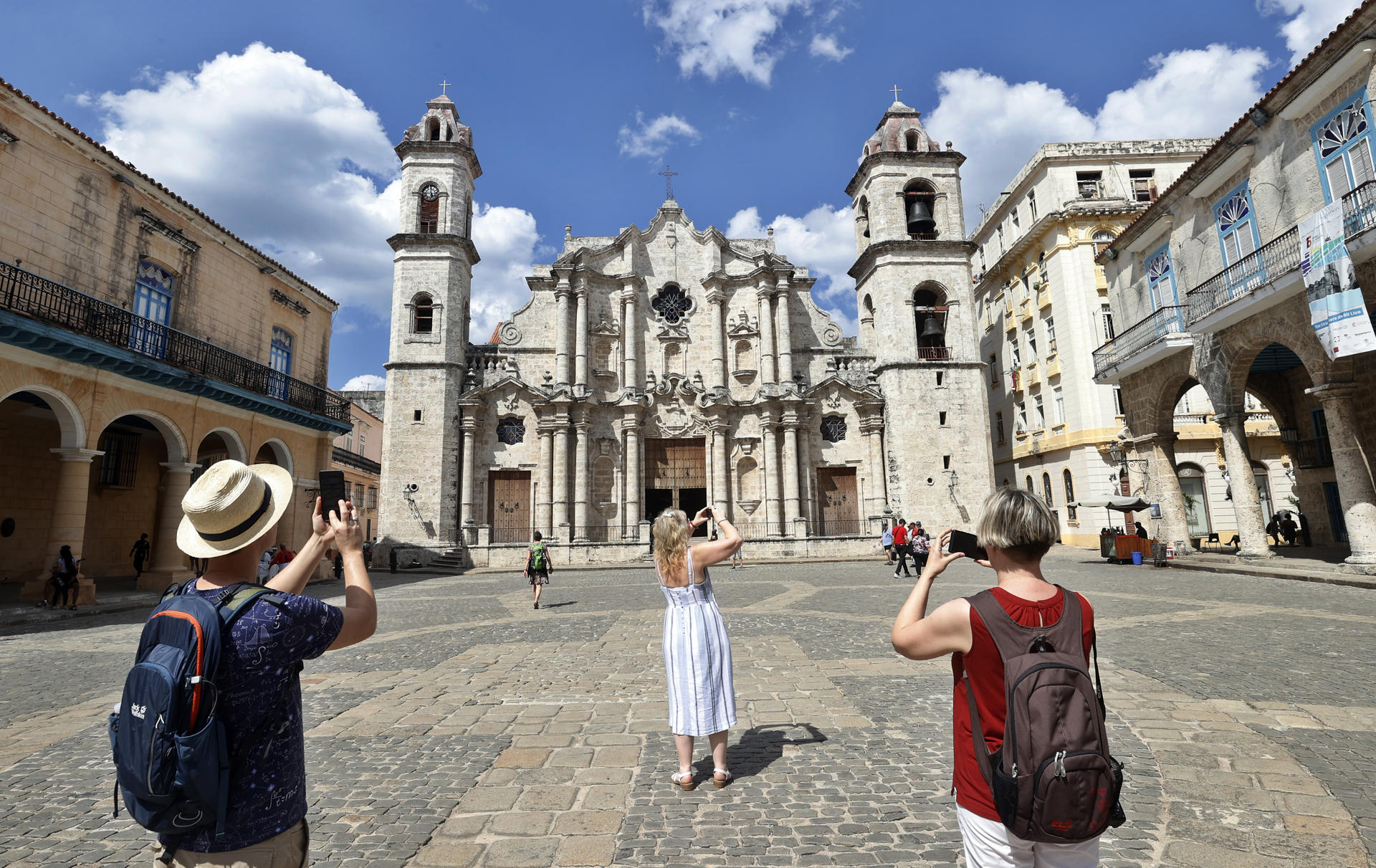Fotografía de archivo, tomada el pasado 12 de febrero, en la que se registró a un grupo de turistas al tomar fotos frente a la catedral de La Habana (Cuba). EFE/Ernesto Mastrascusa