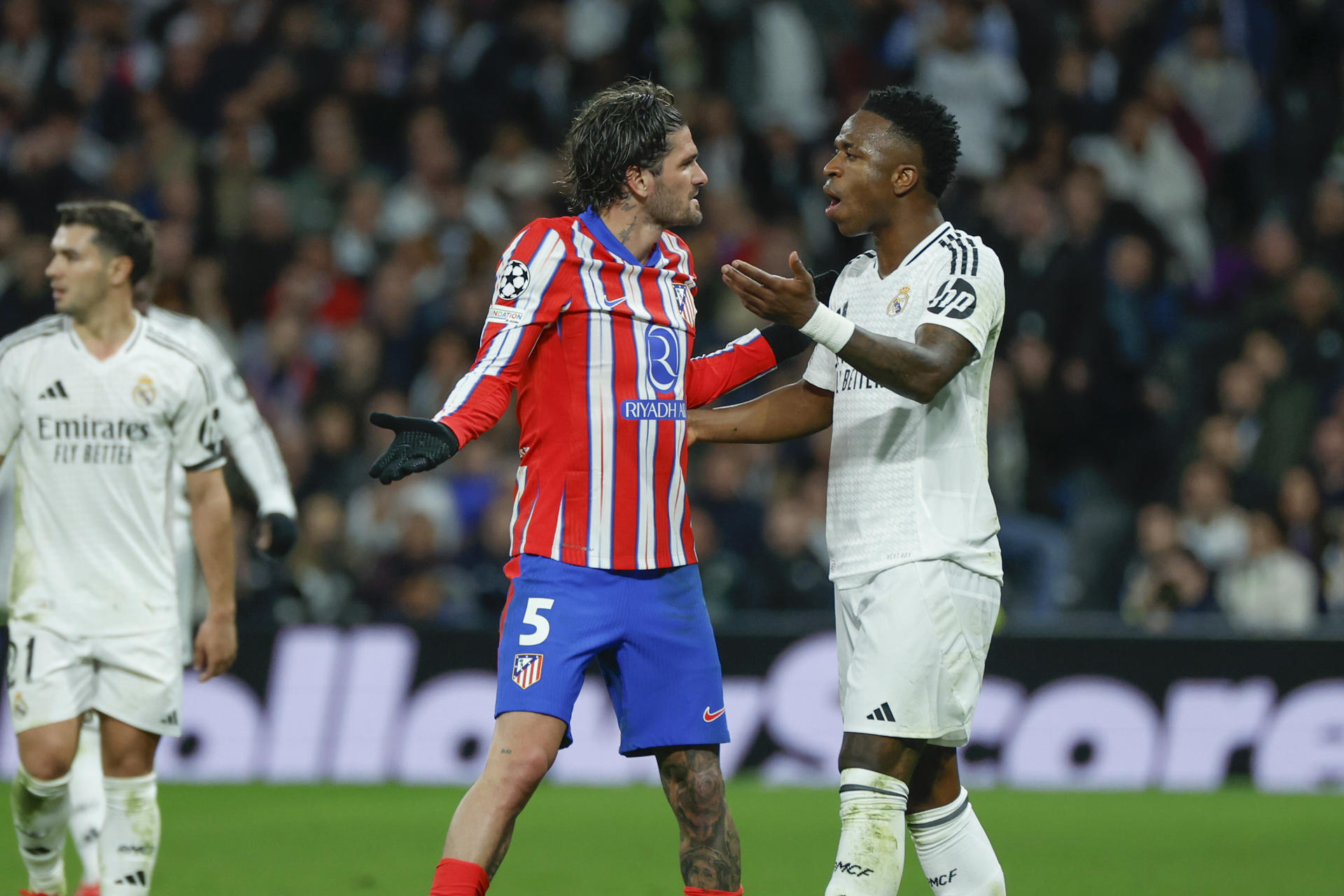 Vinicius Junior y De Paul, en el partido de ida en el Santiago Bernabéu. EFE / JuanJo Martín