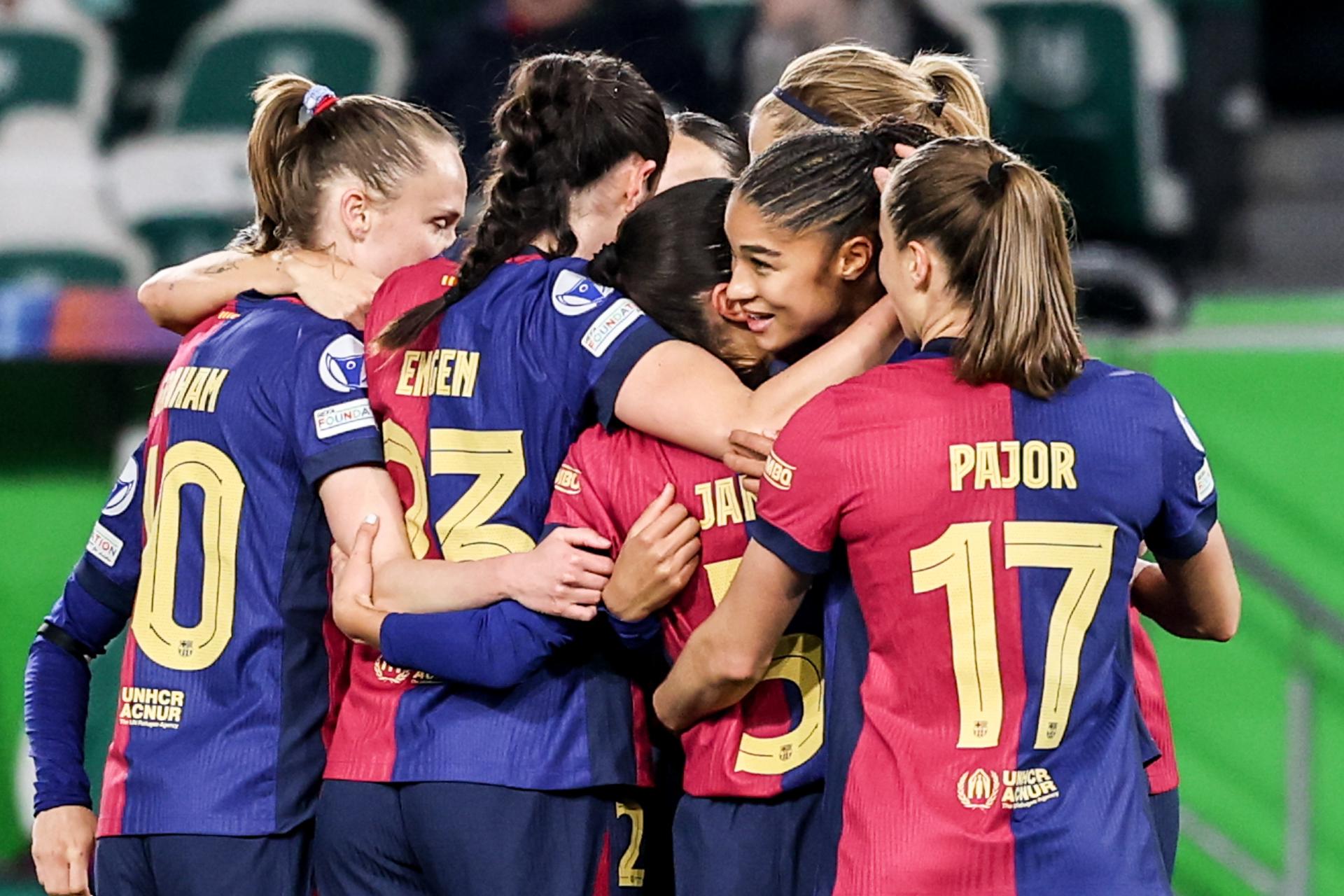 Las jugadoras del Barcelona celebran un gol durante el partido de ida ante el Wolfsburgo. EFE/FILIP SINGER