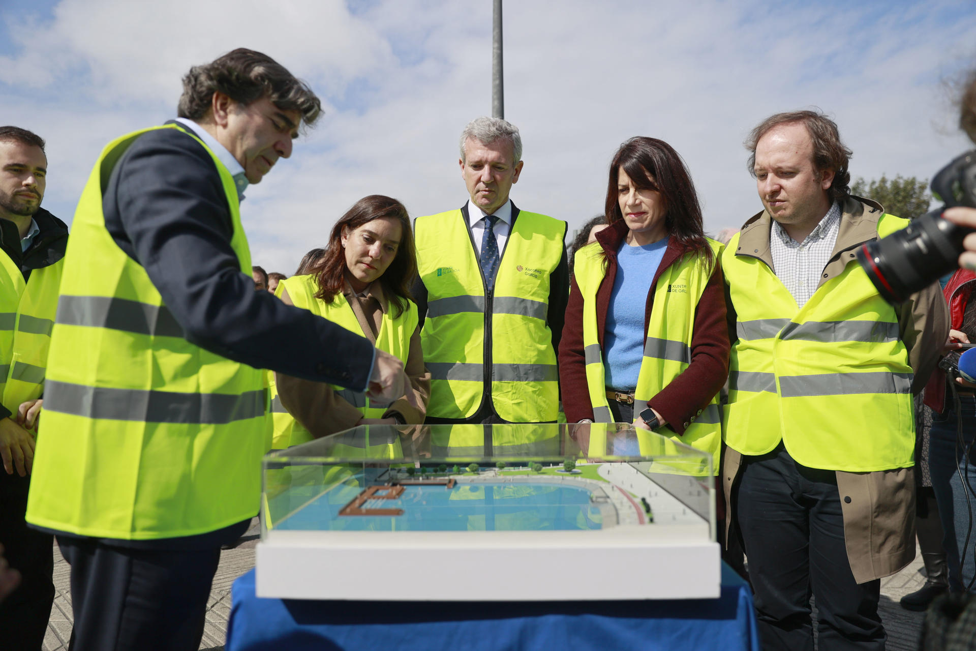 El presidente de la Xunta de Galicia , Alfonso Rueda (c), durante su visita este martes al inicio de las obras de la estructura flotante del Parrote, donde ha estado acompañada por la alcaldesa de A Coruña, Inés Rey (2i) y la conselleira de Vivenda María Martínez (2d).- EFE/Cabalar