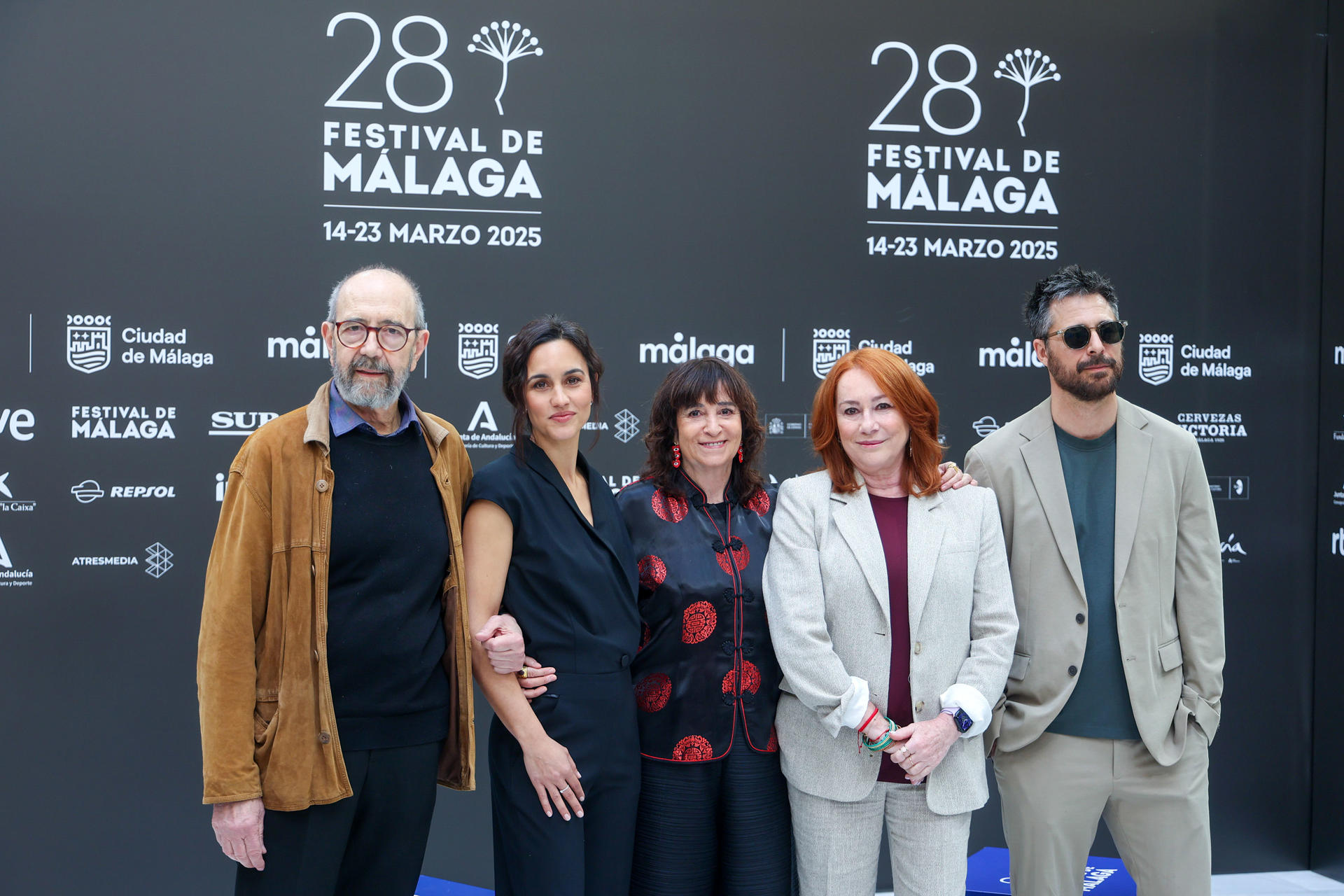 Los actores Miguel Rellán (i), Megan Montaner (2i) y Hugo Silva (d), junto a la escritora Rosa Montero (c) y la directora Gracia Querejeta (2d) posan en el photocall de la película 'La buena suerte' que se presenta este domingo durante el 28º Festival de Málaga. EFE/Daniel Pérez