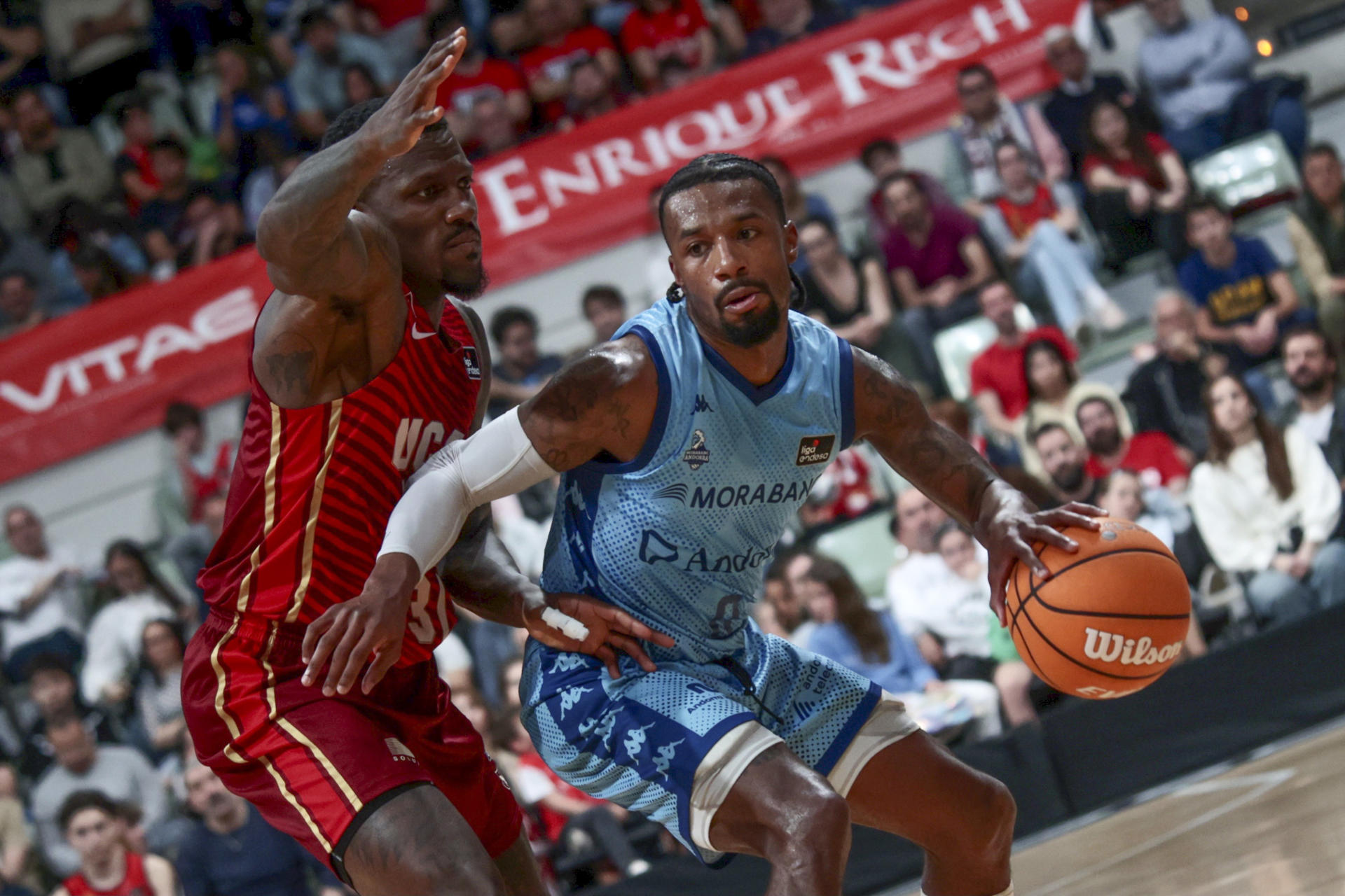 El jugador del Morabanc Andorra Shannon Evans, y el jugador del Morabanc Andorra D. Ennis, durante el partido de la jornada 25 de la Liga Endesa de Baloncesto contra el UCAM Murcia CB, este sábado en el Palacio de los Deportes de Murcia.- EFE/Juan Carlos Caval
