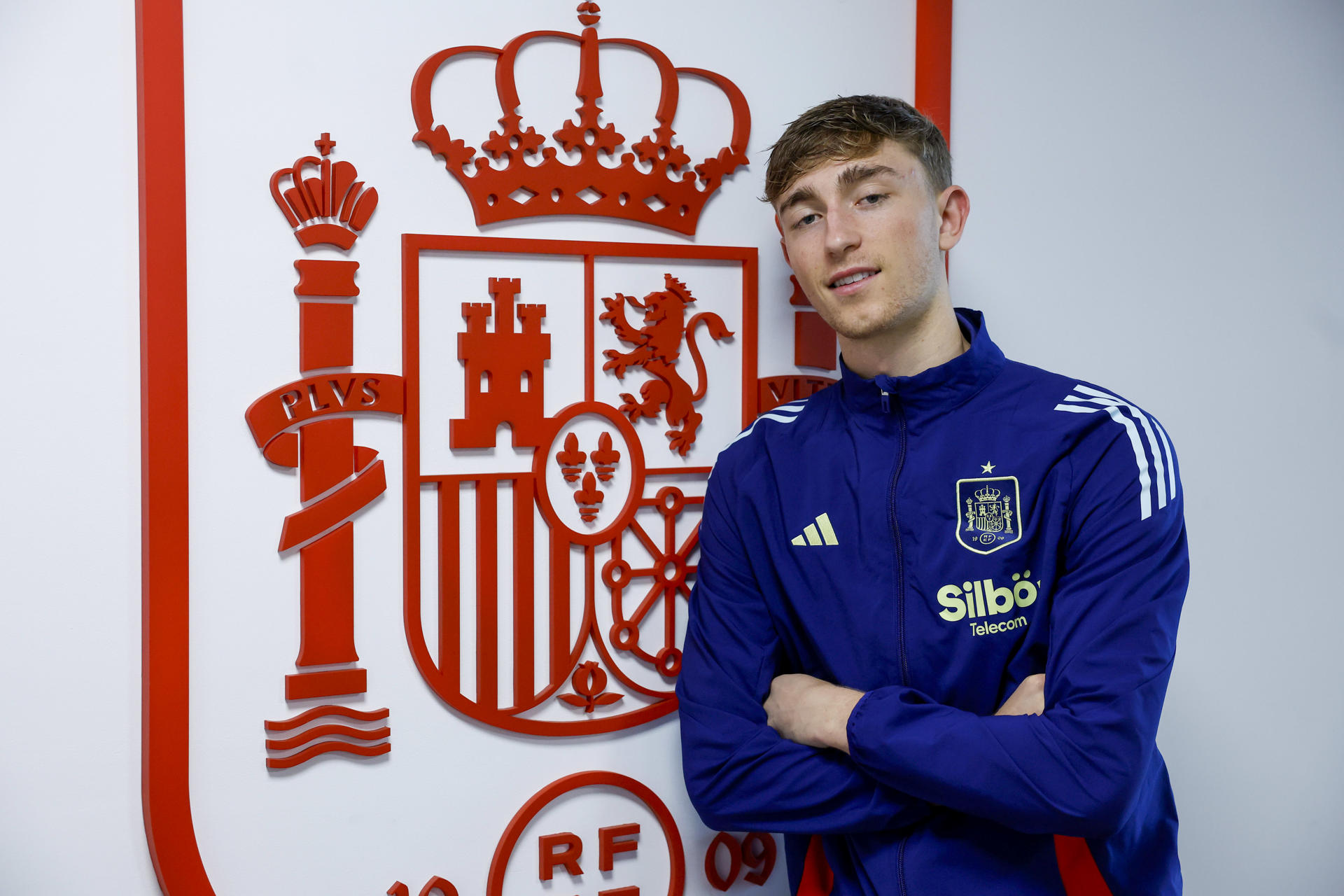 Dean Huijsen nació en Ámsterdam, pero se siente español. Especialmente, malagueño. Su progresión en el Bournemouth y las bajas en el centro de la defensa de la selección han acelerado la decisión de Luis de la Fuente. EFE/Juan Carlos Hidalgo