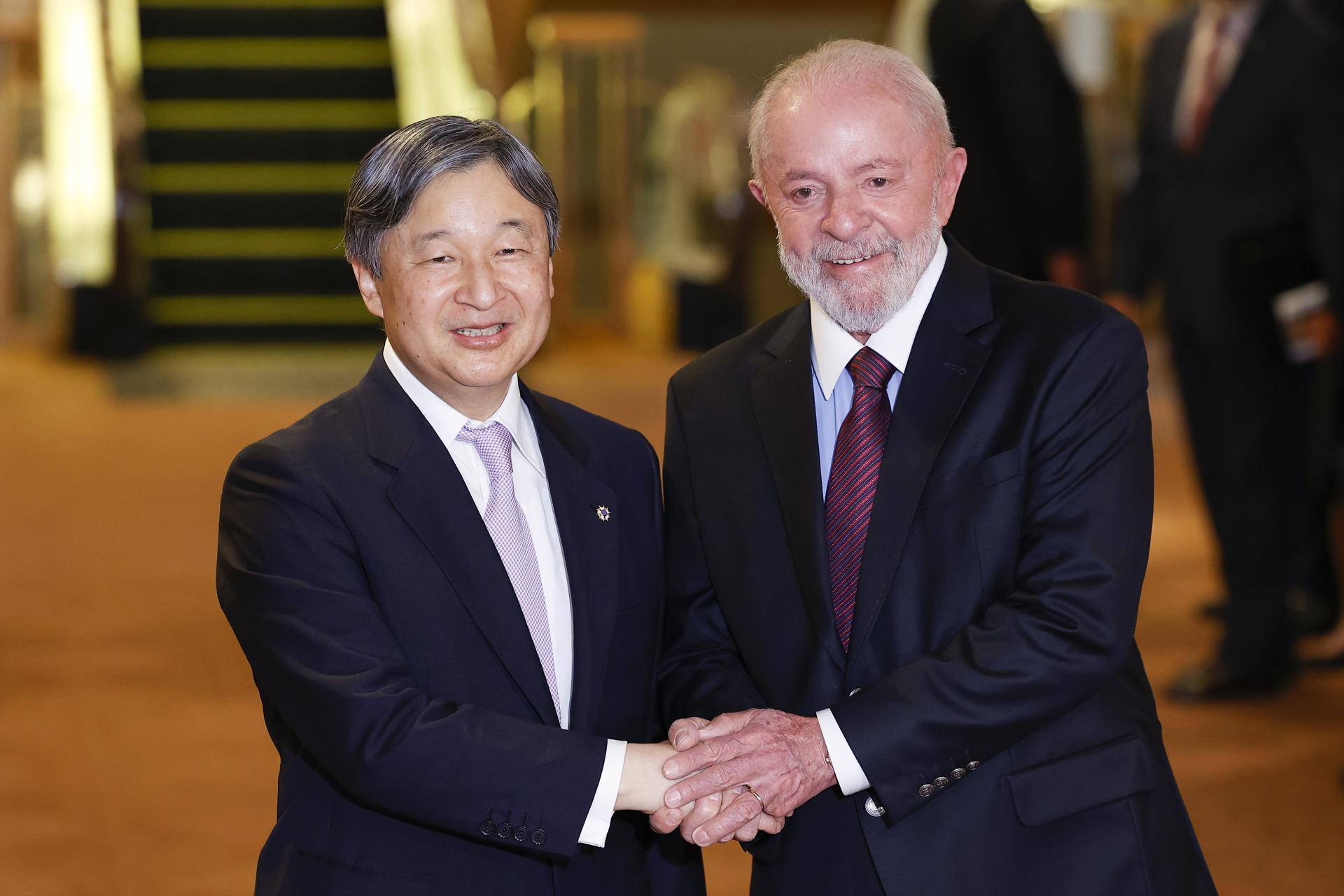 El emperador japonés Naruhito y el presidente brasileño, Luiz Inácio Lula da Silva, posan para las cámaras en el Hotel Imperial de Tokio, Japón, el 27 de marzo de 2025. EFE/EPA/Rodrigo Reyes Marin / POOL