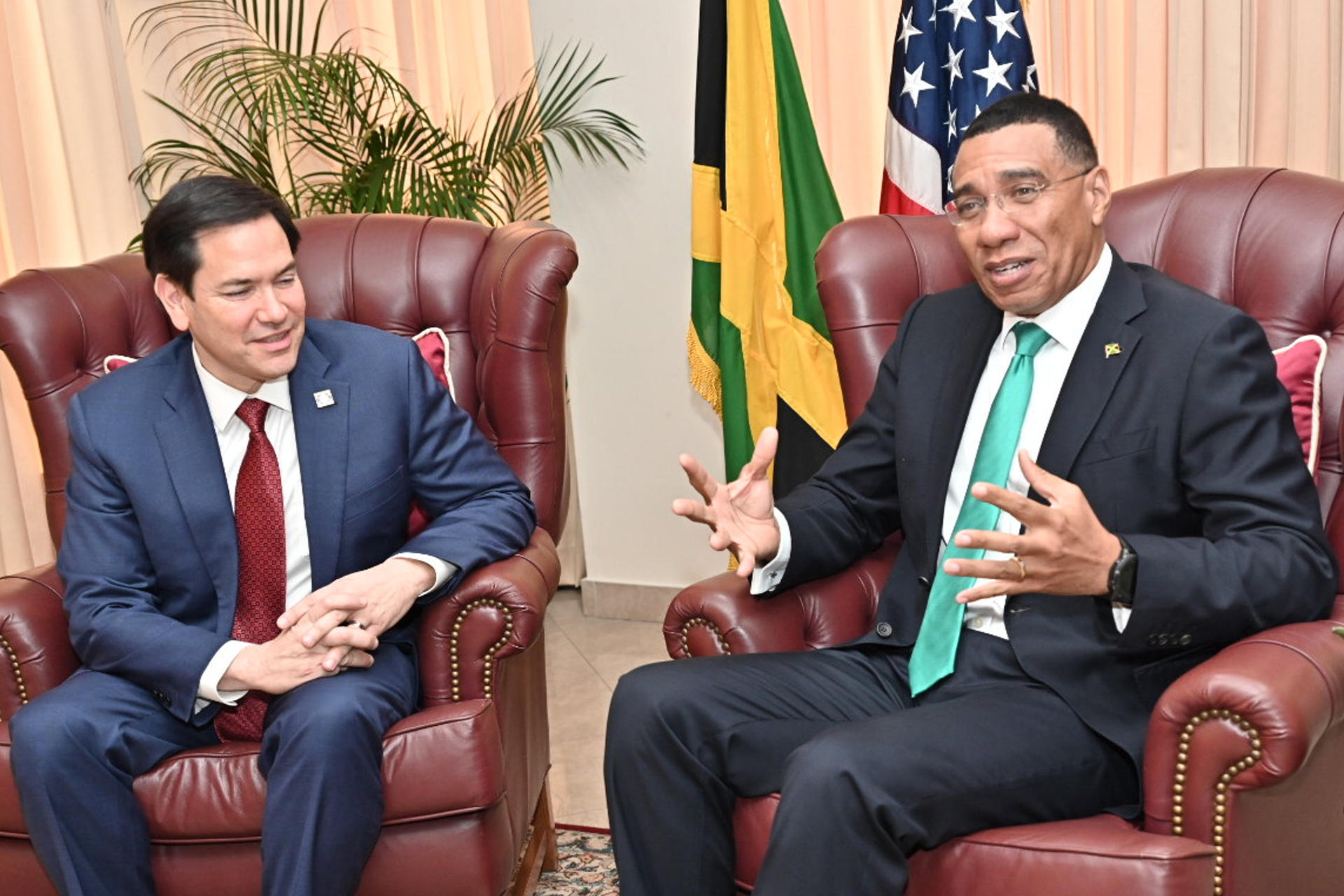 El primer ministro de Jamaica, Andrew Holness (d), y el secretario de Estado de Estados Unidos, Marco Rubio (i), hablan durante una reunión este miércoles en la Casa Jamaica en Kingston (Jamaica). EFE/Rudolph Brown