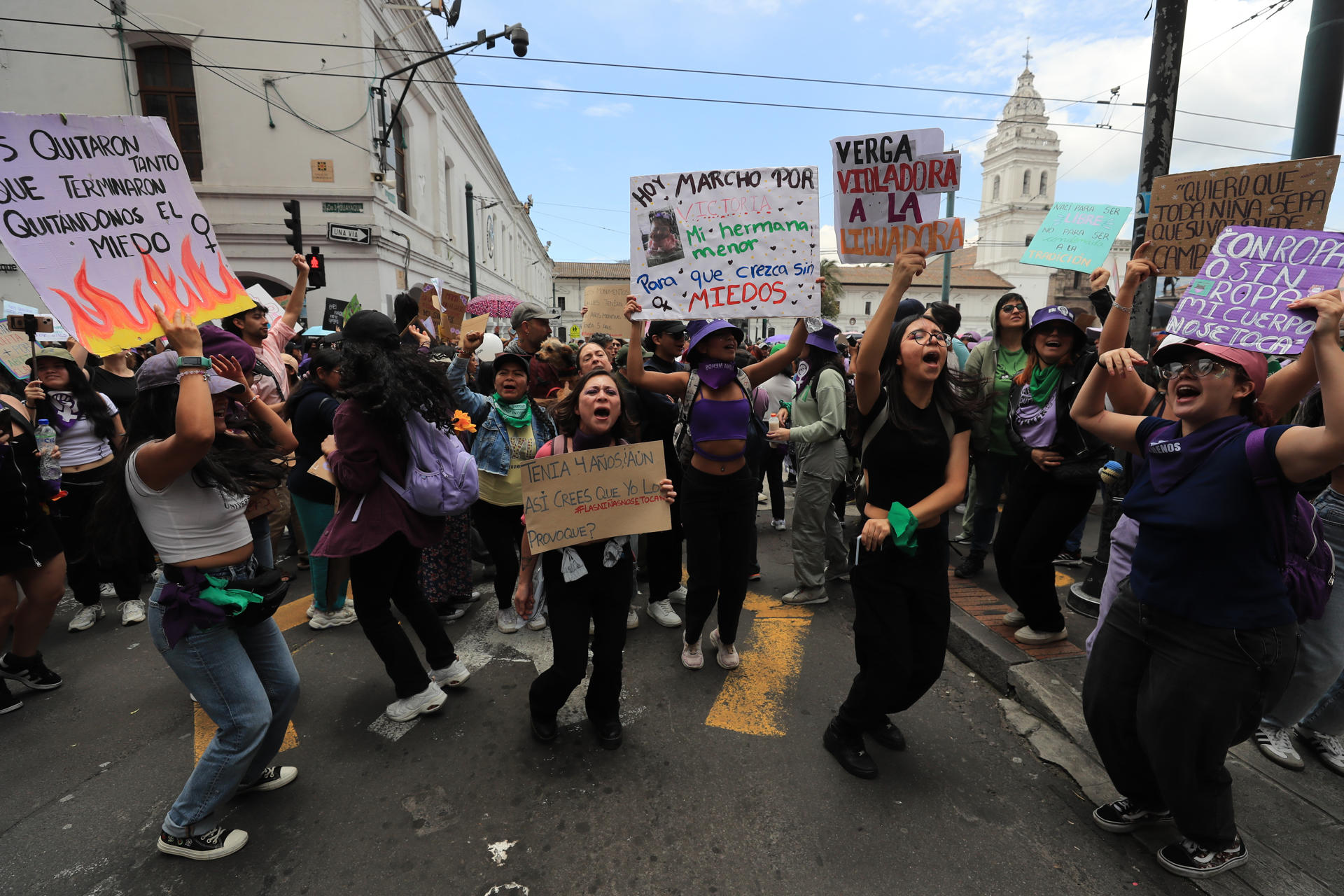 Mujeres participan en una manifestación en el marco del Día Internacional de la Mujer este sábado, en Quito (Ecuador). EFE/ José Jácome