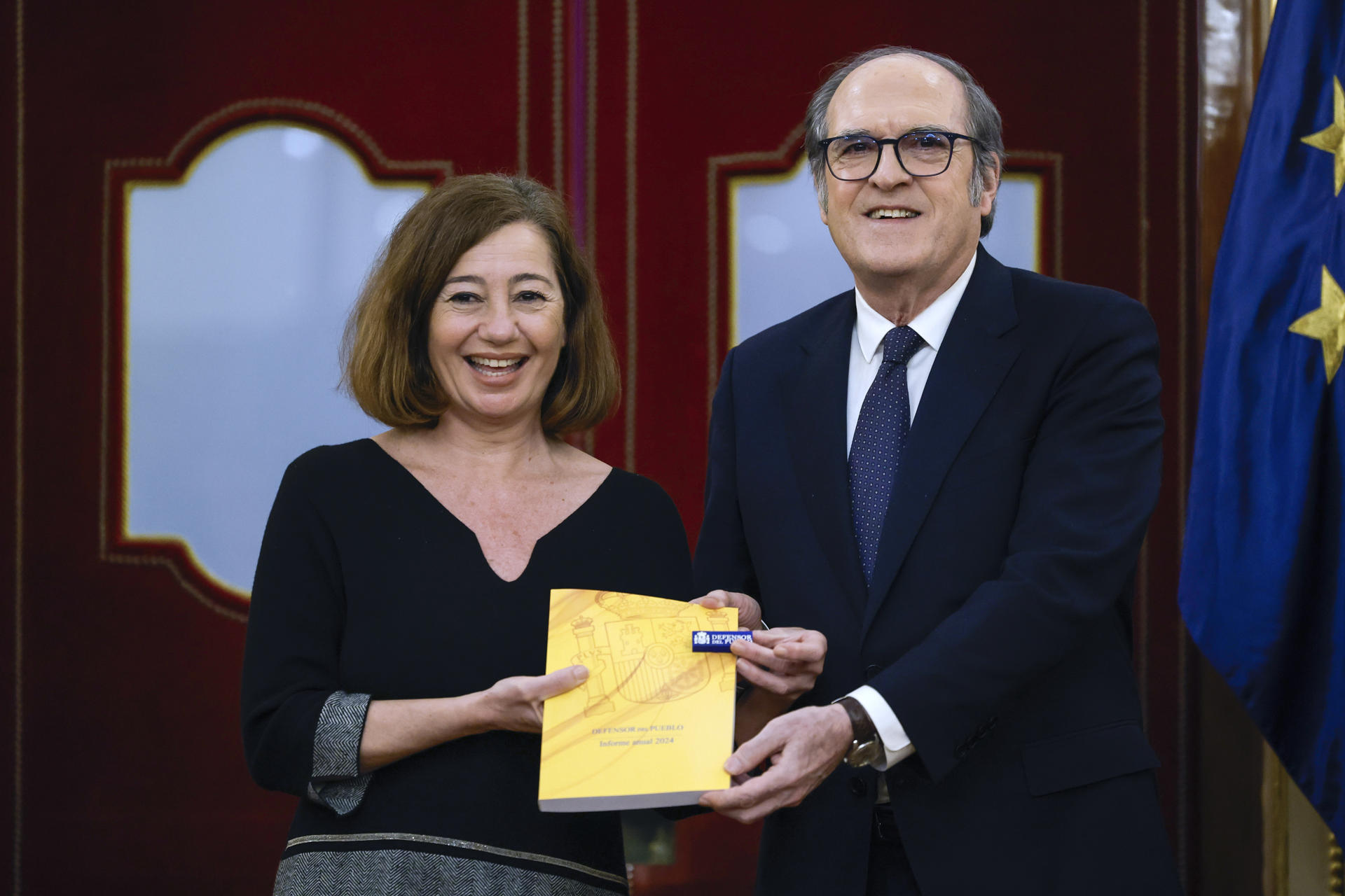 El Defensor del Pueblo, Ángel Gabilondo, entrega este martes a la presidenta del Congreso, Francina Armengol, el informe anual de la institución que en 2023 recibió 35.603 quejas de la ciudadanía, muchas de ellas relacionadas con el descuido de los servicios públicos esenciales y la saturación de la atención ciudadana por parte de las administraciones. EFE/ Mariscal