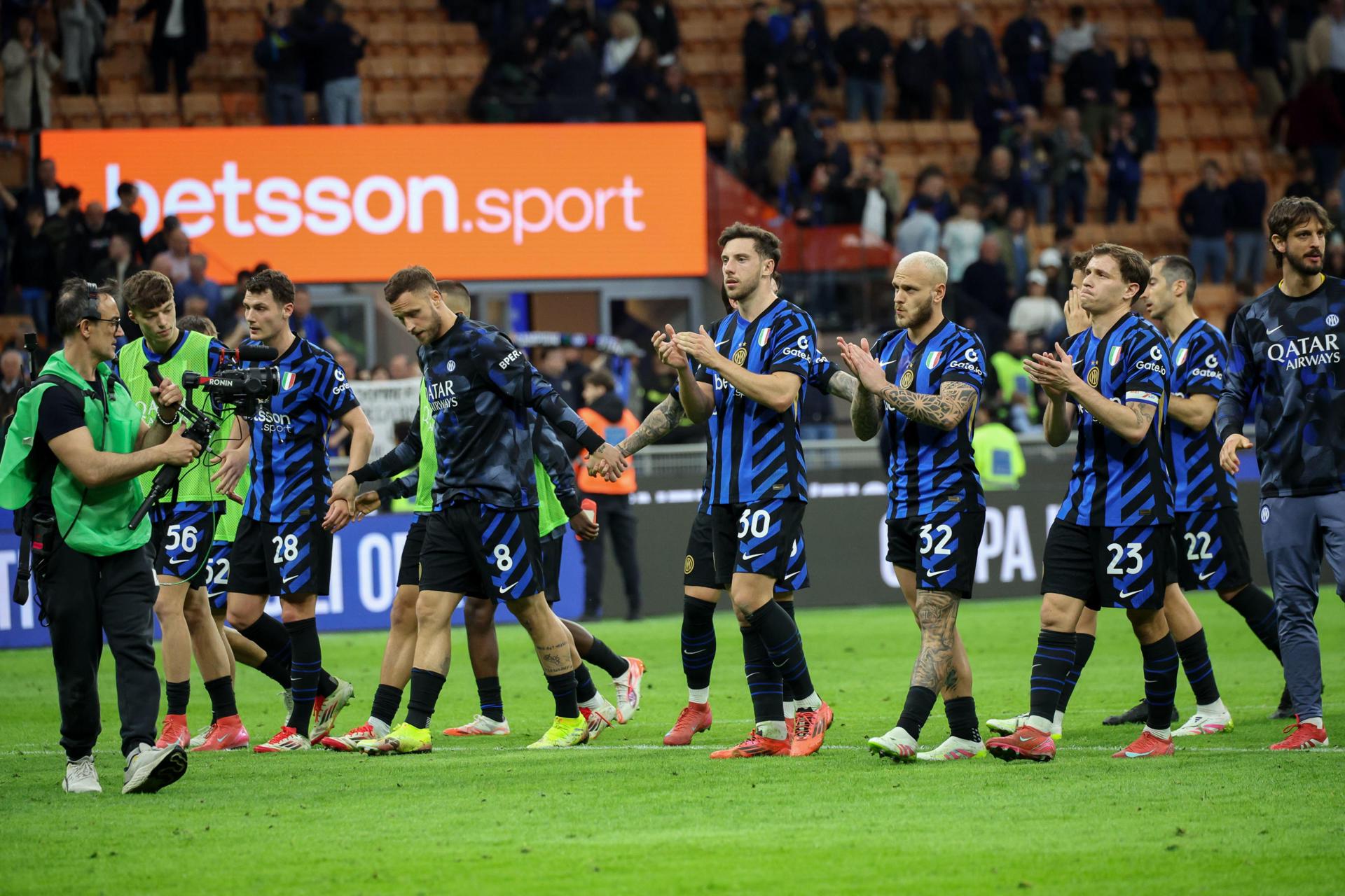 Los jugadores del Inter celebran en 2-1 al Udinese junto a su afición. EFE/EPA/ROBERTO BREGANI