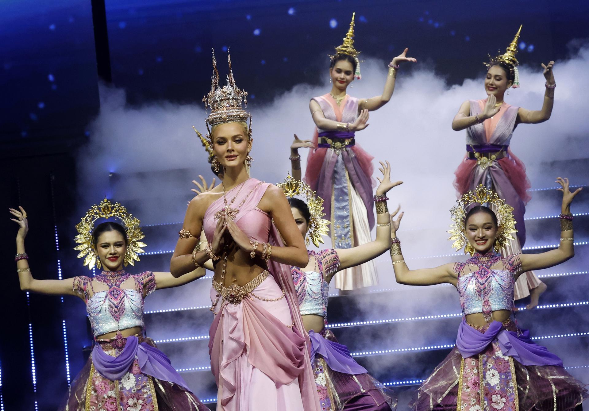 La Miss Universo 2024, Victoria Kjaer Theilvig de Dinamarca. EFE/EPA/NARONG SANGNAK