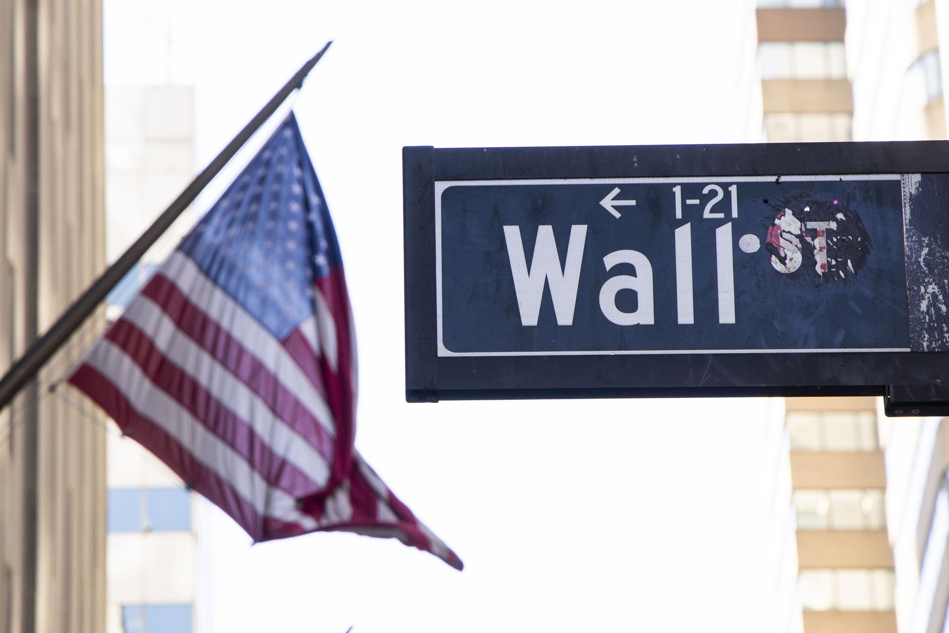 Fotografía de archivo de un anuncio de Wall Street cerca de la Bolsa de Nueva York. EFE/JUSTIN LANE