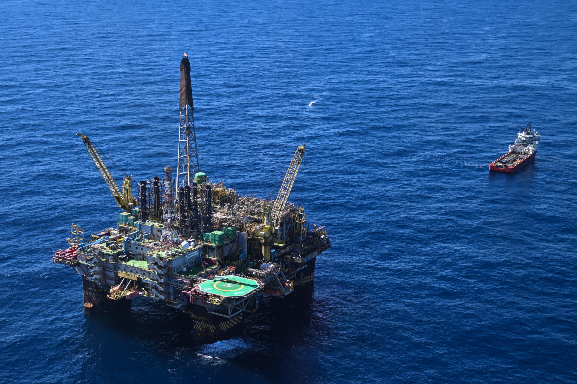 Foto de archivo que muestra una plataforma de la petrolera brasileña Petrobras. EFE/ Andre Borges