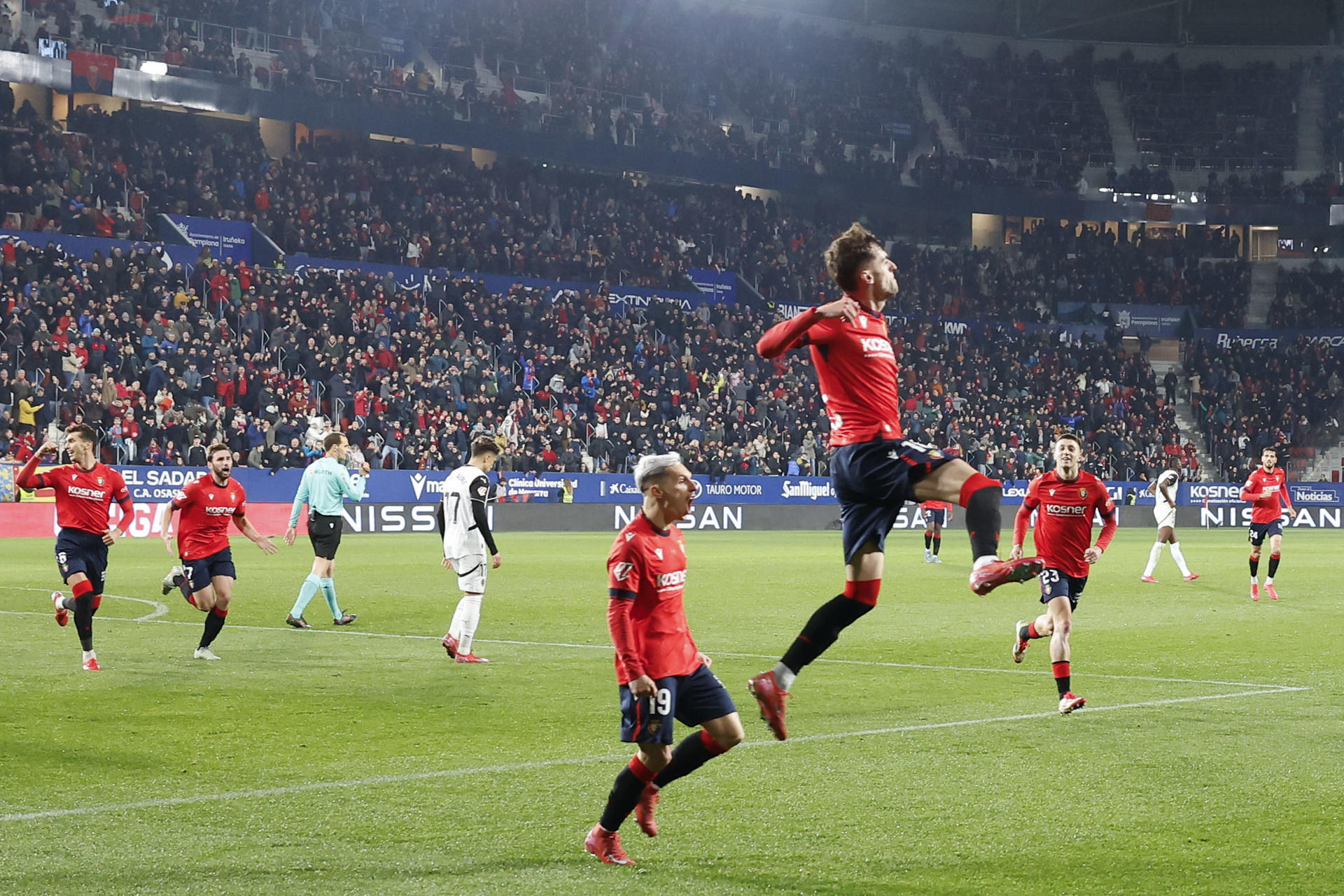 El centrocampista del Osasuna Aimar Oroz (d) celebra tras marcar el 1-1 durante el partido de LaLiga EA Sports entre CA Osasuna y Valencia CF, este domingo en el Estadio El Sadar de Pamlona. EFE/ Villar López