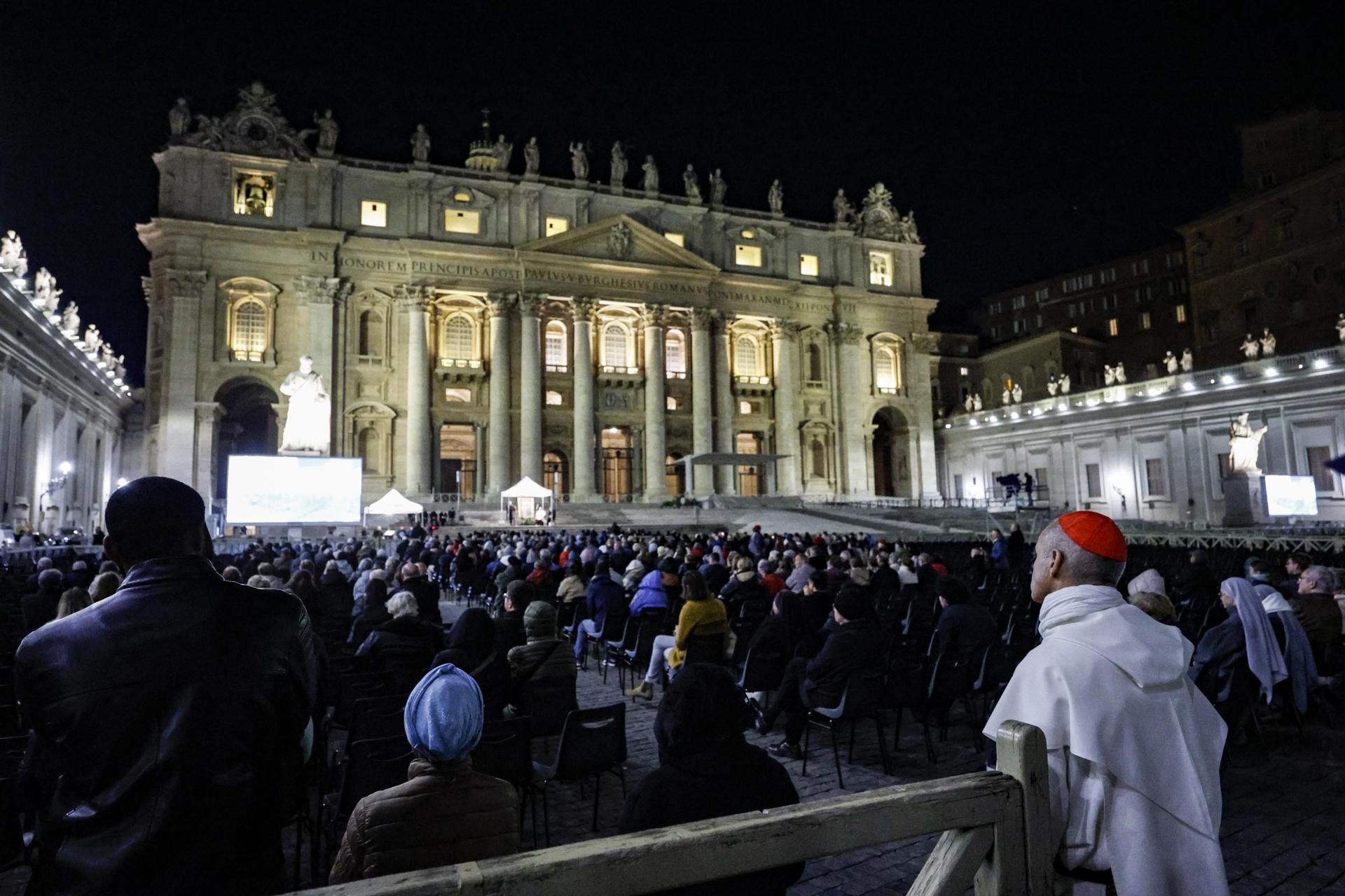 CIUDAD DEL VATICANO (Italia), 19/03/2025.- Fieles asisten a una oración del Rosario por la salud del Papa Francisco, quien está hospitalizado por neumonía, en la Plaza de San Pedro en la Ciudad del Vaticano, 19 de marzo de 2025. El Papa Francisco fue admitido en el Hospital Agostino Gemelli de Roma el 14 de febrero debido a una infección en las vías respiratorias. (Papa, Italia, Roma) EFE/EPA/FABIO FRUSTACI