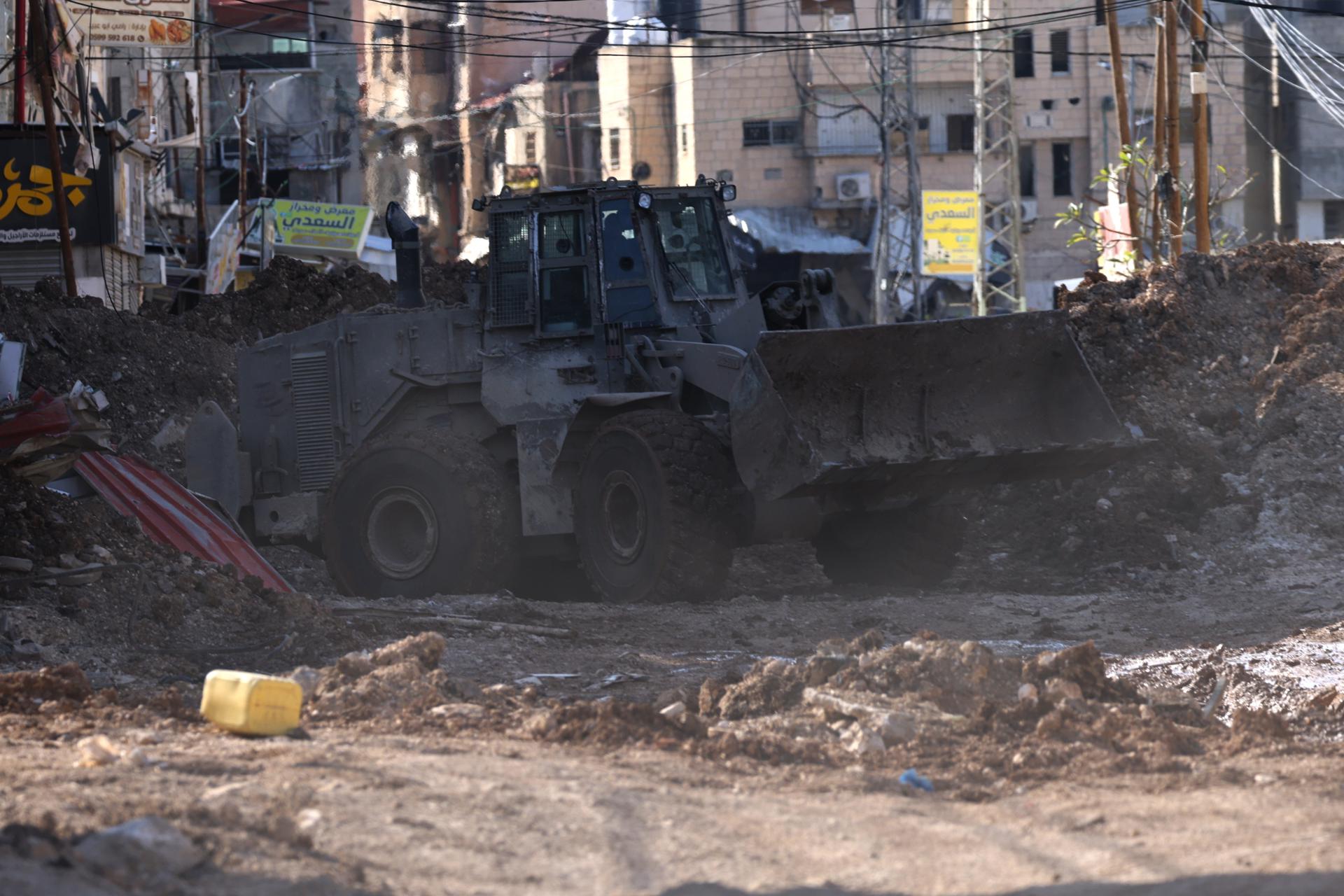 Foto de archivo de un 'bulldozer' del ejército israelí bloqueando una carretera cerca de la entrada principal del campo de refugiados de Yenin. EFE/EPA/ALAA BADARNEH