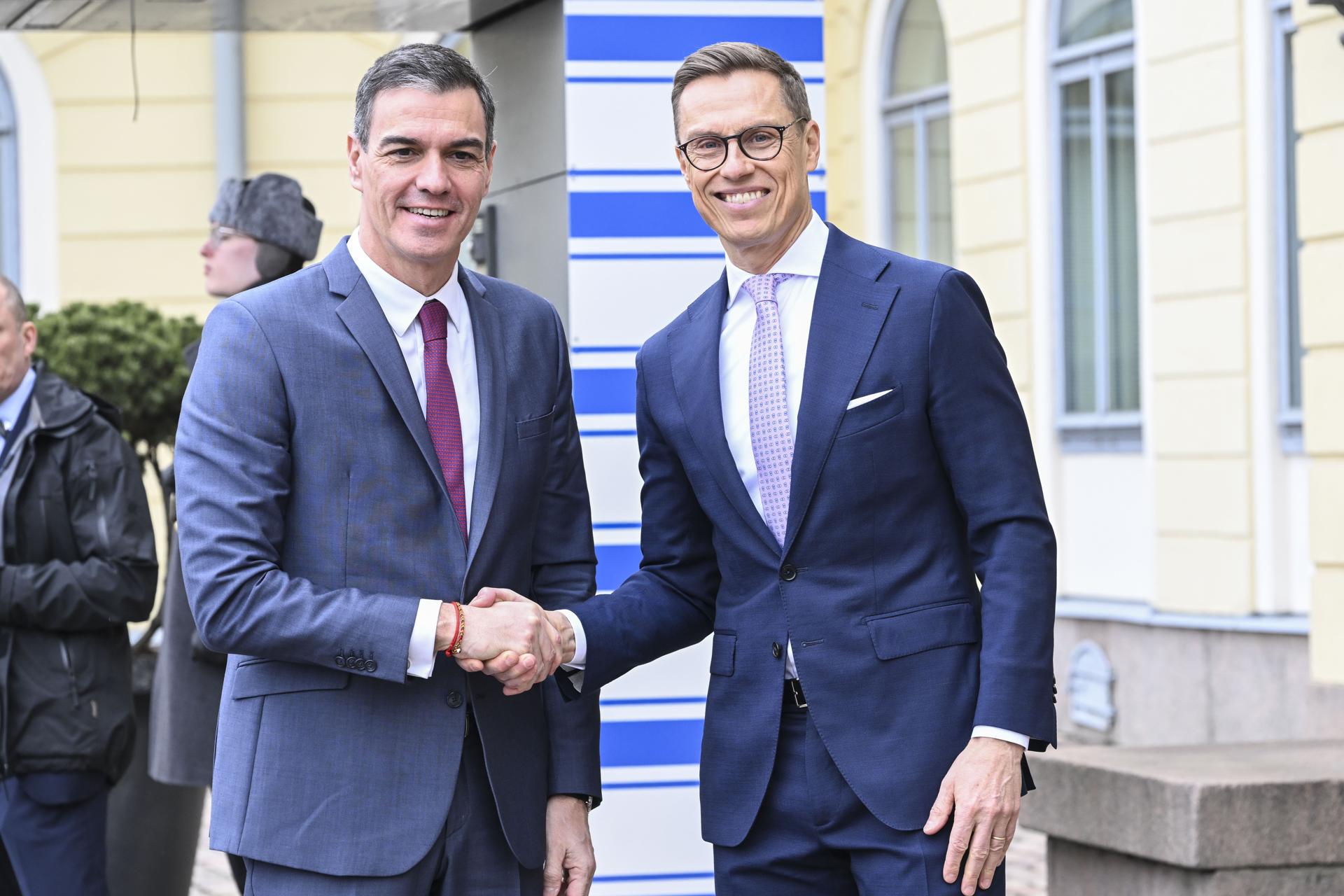 El presidente de Finlandia, Alexander Stubb (D), da la bienvenida al presidente del Gobierno español, Pedro Sánchez (I), antes de su reunión en Helsinki, el 12 de marzo de 2025. EFE/EPA/KIMMO BRANDT