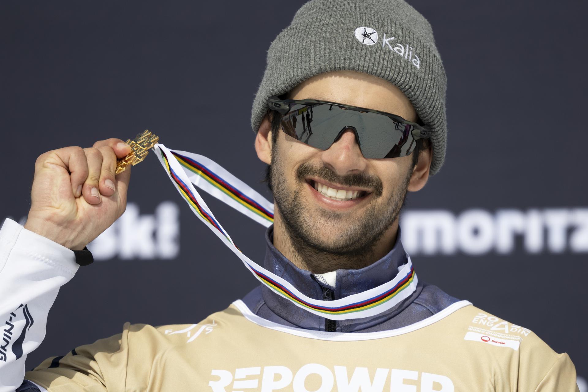 St. Moritz (Suiza), 28/03/2025.- El canadiense Eliot Grondin, flamante campeón mundial de boardercross de snowboard, tras ganar la prueba de esa disciplina en los Mundiales de St. Moritz (Suiza) EFE/EPA/GIAN EHRENZELLER