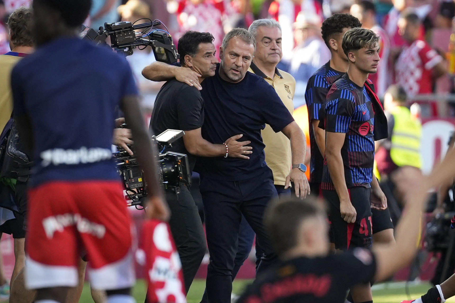 El entrenador del Girona, Michel (i), con el entrenador del Barcelona, Hansi Flick, en el partido de la 5a jornada de Liga que disputaron sus equipos el 15 de septiembre. EFE/ David Borrat