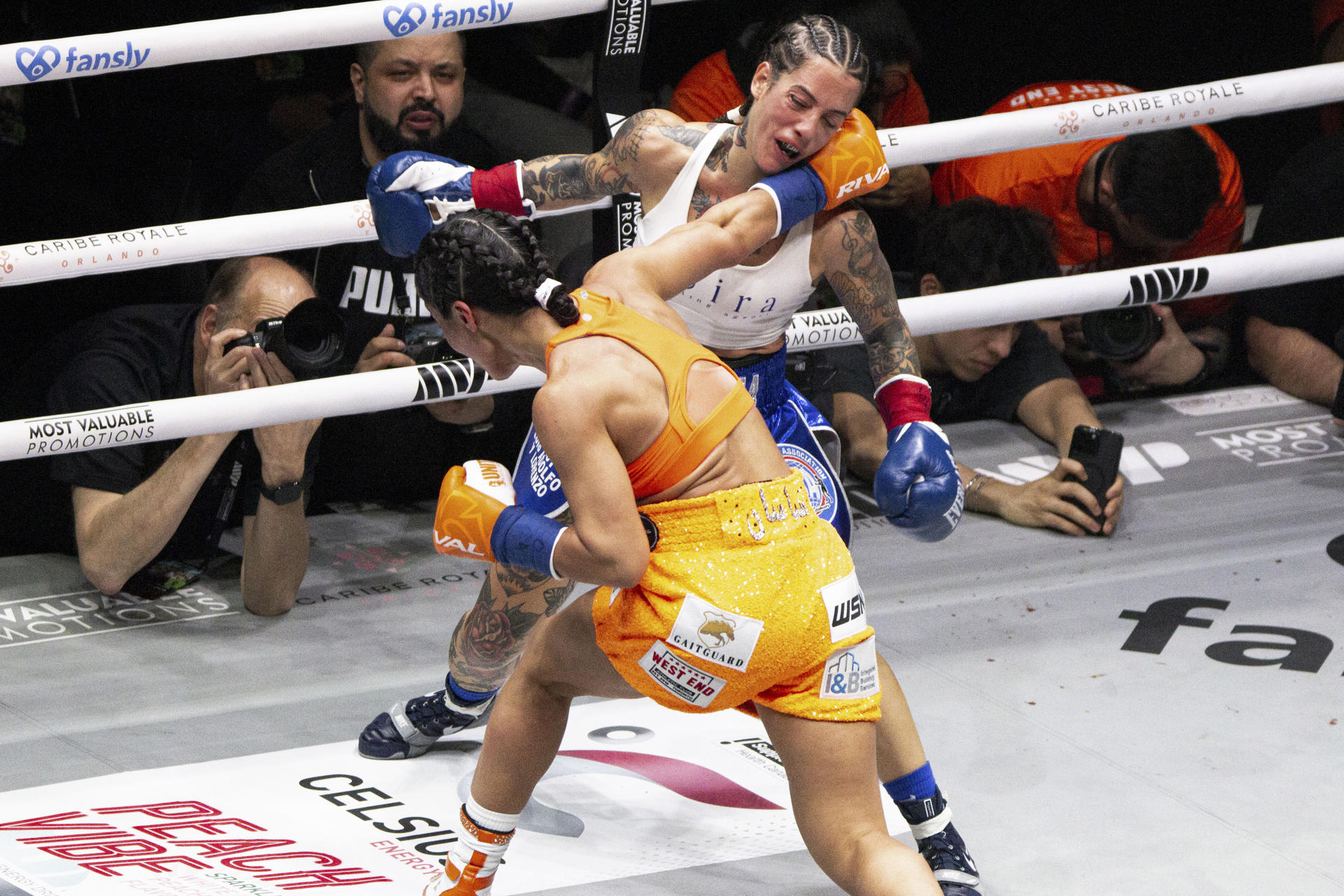 La canadiense Sara Bailey (delante) golpea a la española Cristina Navarro durante la pelea por retener el título mundial del peso minimosca de la World Boxing Association (WBA) disputada en Toronto.EFE/ Julio César Rivas