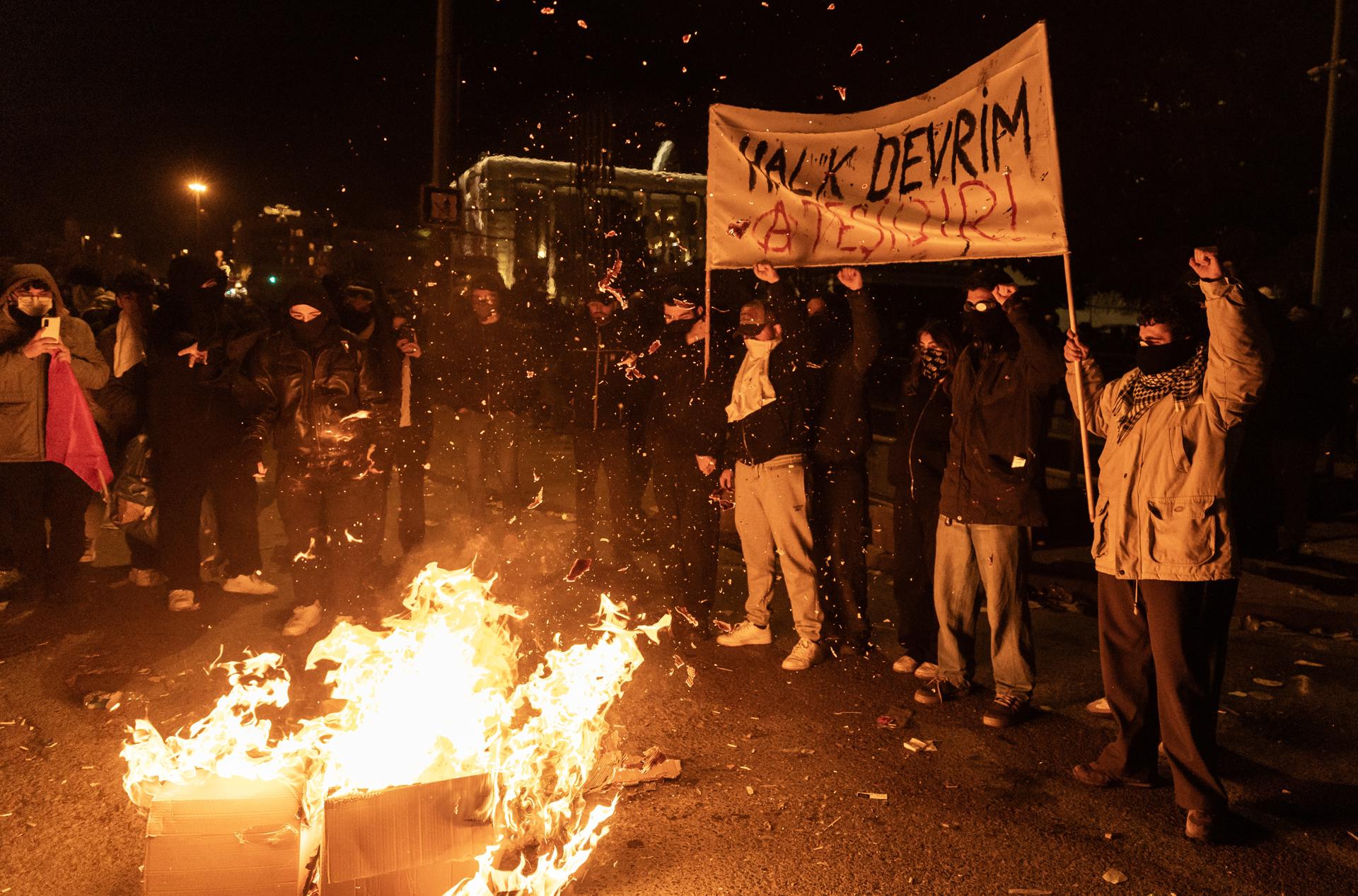 Manifestación el 21 de marzo de 2025 en Estambul (Turquía) en protesta por la detención del alcalde de la ciudad, Ekrem Imamoglu. EFE/EPA/ERDEM SAHIN
