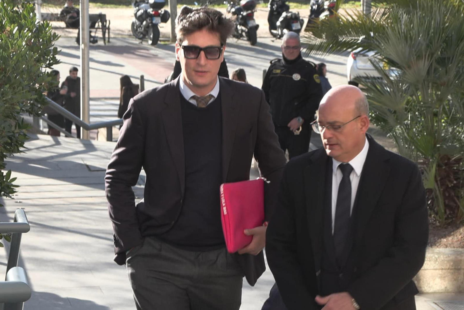 Luis Medina (i) a su llegada para declarar en el juicio en el que él y Alberto Luceño se enfrentan, respectivamente, a 15 y 9 años de cárcel acusados de estafar al Ayuntamiento de Madrid al inicio de la pandemia. EFE/Ramón Ayala