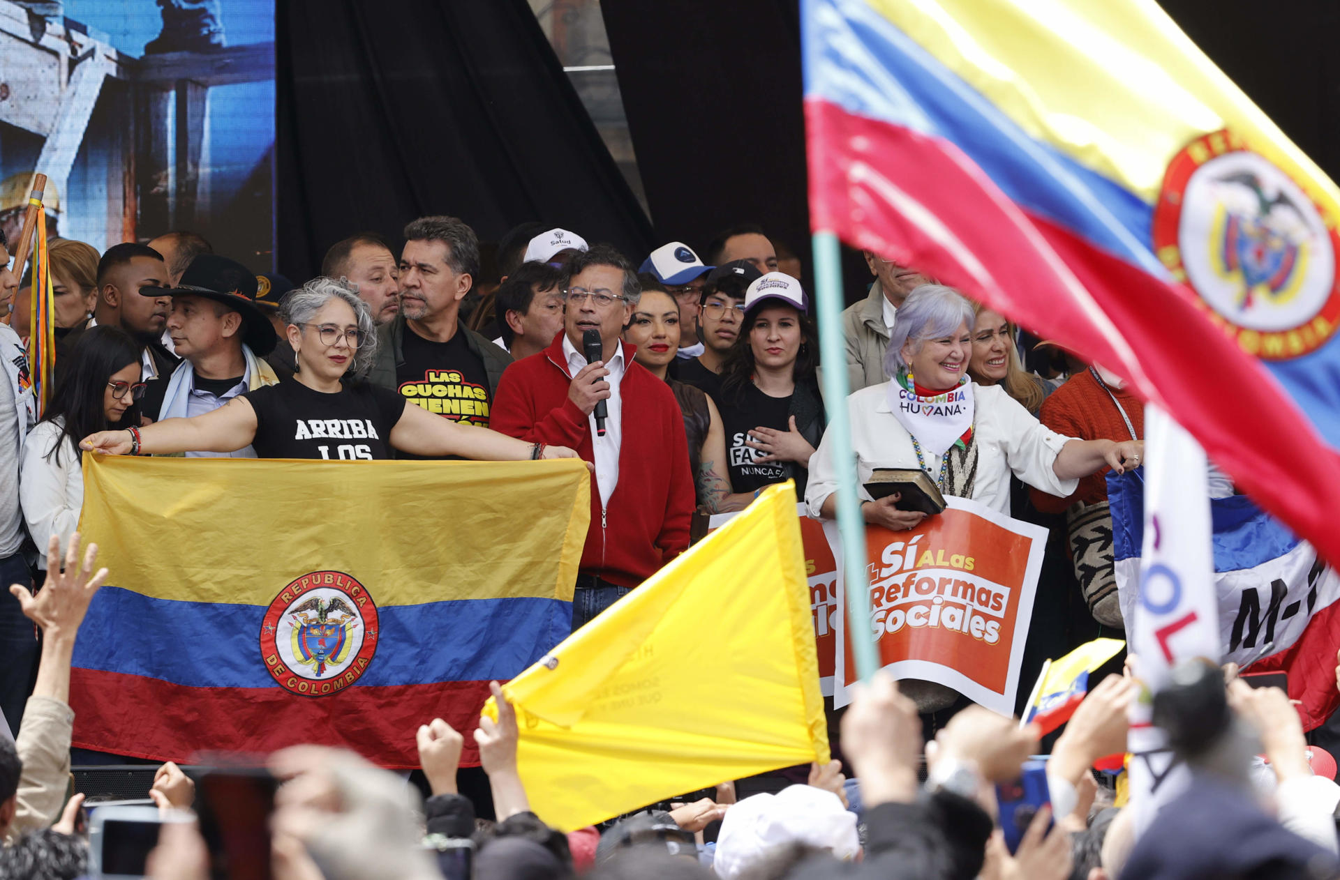 El presidente de Colombia, Gustavo Petro, habla este martes, en la Plaza de Bolivar de Bogotá (Colombia). EFE/ Mauricio Dueñas Castañeda