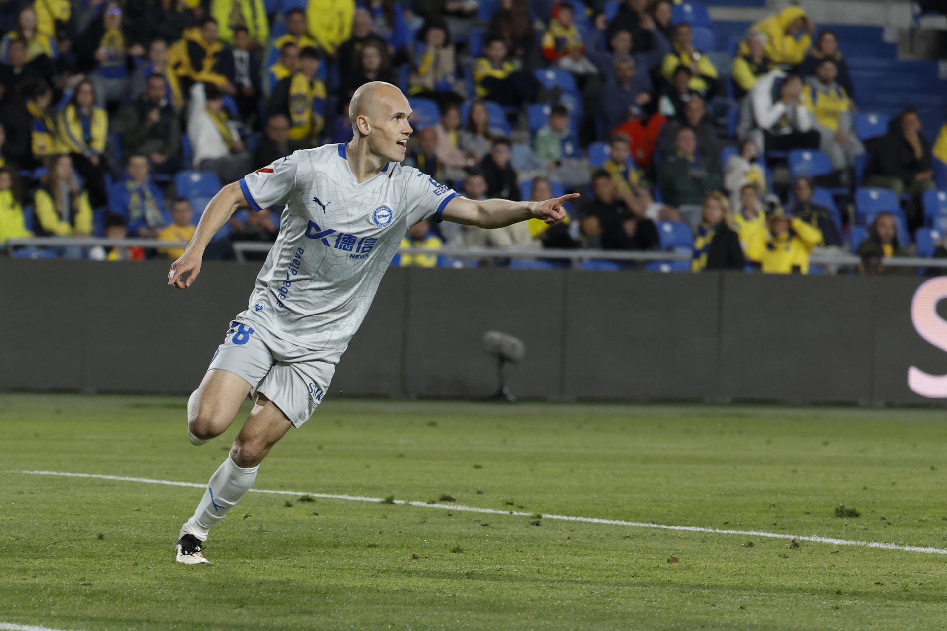 El jugador del Deportivo Alavés Guridi celebra su gol contra la UD Las Palmas durante el partido correspondiente a la jornada 28 de LaLiga EA Sports disputado este viernes en el estadio de Gran Canaria, en Las Palmas de Gran Canaria. EFE/ Elvira Urquijo A.