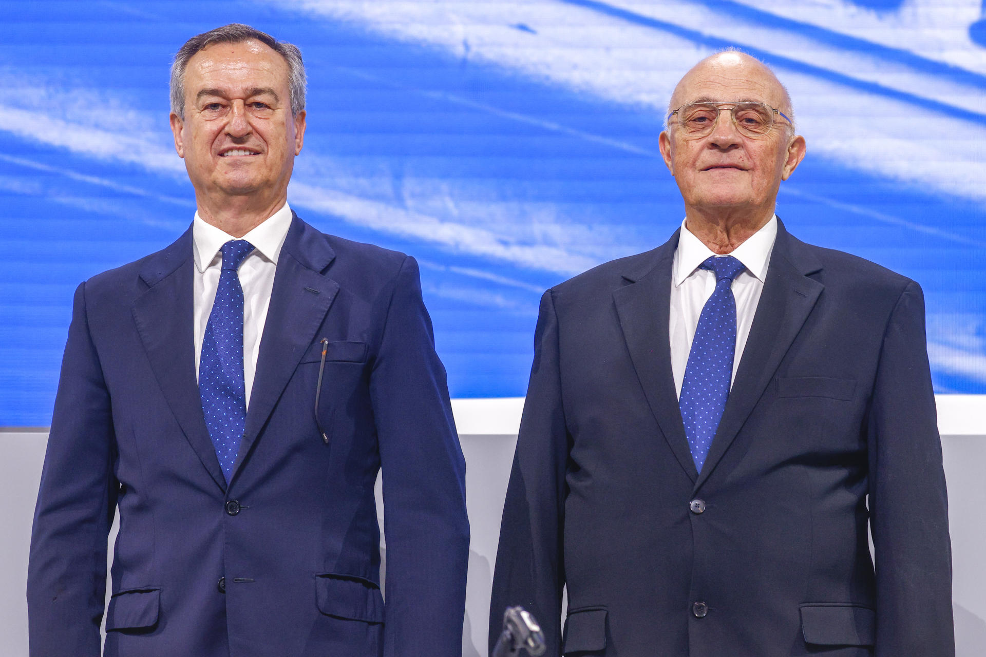 El presidente del Banco Sabadell, Josep Oliu (d) junto all consejero delegado, César González-Bueno (i), durante su intervención en la Junta General de Accionistas de la entidad, que se celebra por primera vez en Sabadell (Barcelona) después de que el banco anunciara en enero el retorno de su sede social a Cataluña tras más de siete años en Alicante desde donde ha alertado este jueves de los "riesgos de ejecución" de la opa lanzada por el BBVA ante sus accionistas, que le han dedicado una larga ovación, y ha apelado al "bien común de este país" a la hora de valorar la oferta. EFE/ Quique García