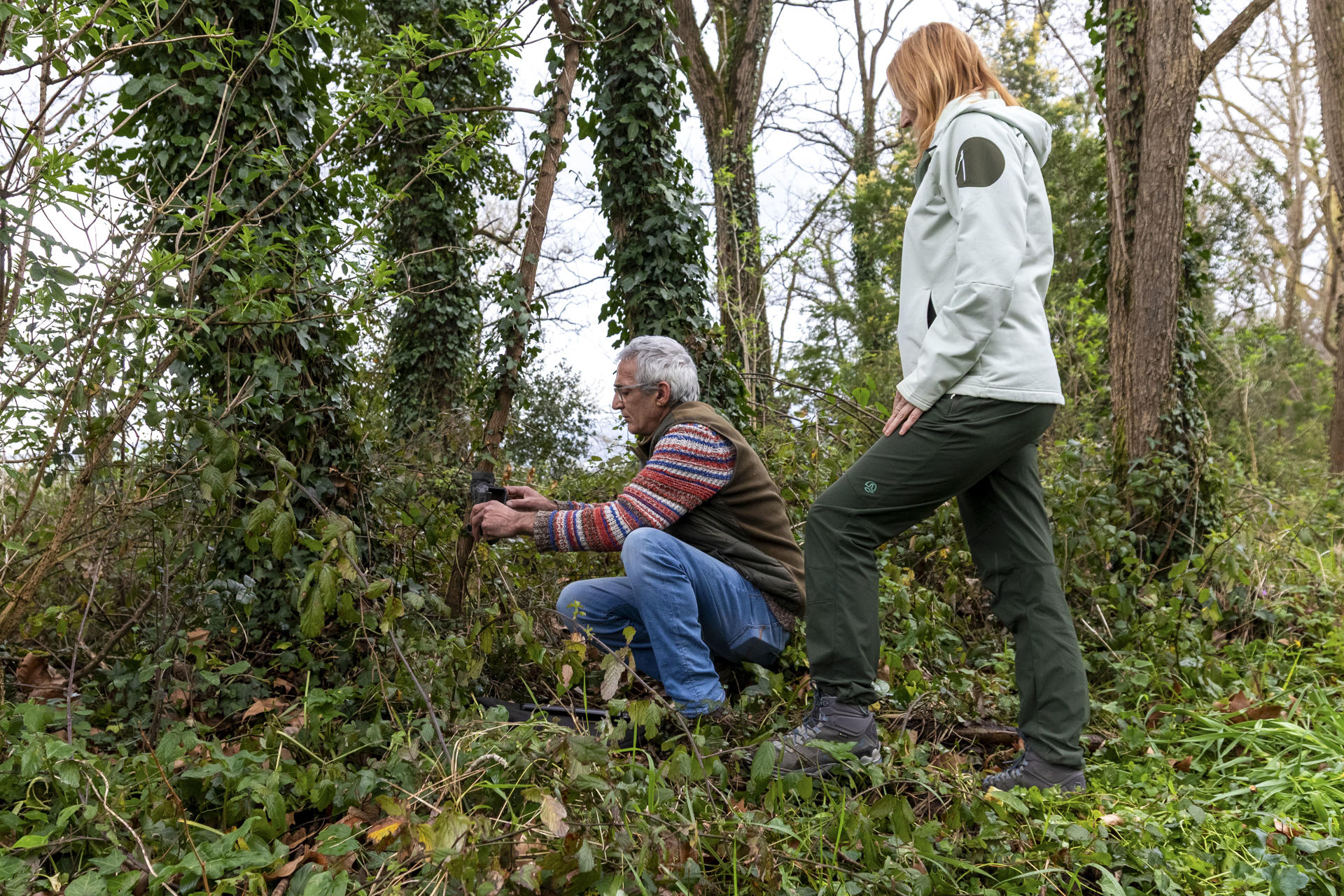Marga y José Manuel Saiz Zunzunegui han captado en decenas de vídeos las primeras imágenes de animales silvestres en el parque de La Viesca, a las afueras de Torrelavega, con un proyecto de fototrampeo de más de tres años para documentar en vídeo la rica variedad de fauna que puebla este paraje, resultado de más de un siglo de explotación minera. EFE/ Javier G. Paradelo