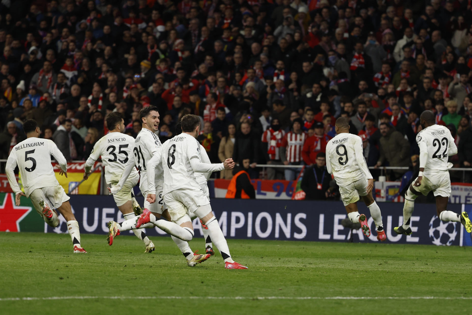El defensa del Real Madrid Antonio Rüdiger (2d) celebra su penalti, que da la clasificación para cuartos al equipo blanco. EFE/J.J.Guillen