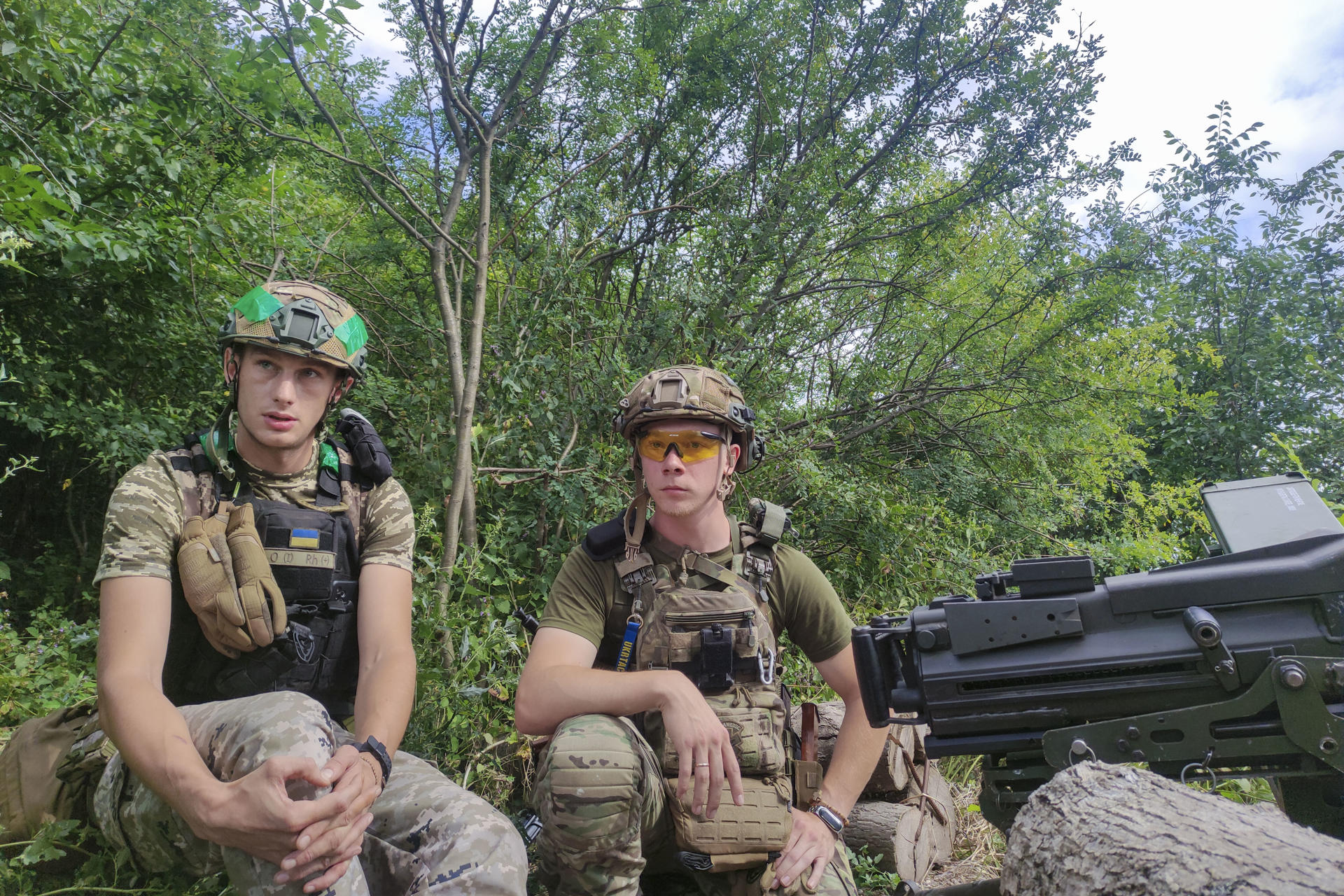 Foto de archivo de dos soldados ucranianos en una posición defensiva de la zona del frente de Kupiansk, en el noreste de Ucrania. EFE/ Marcel Gascón