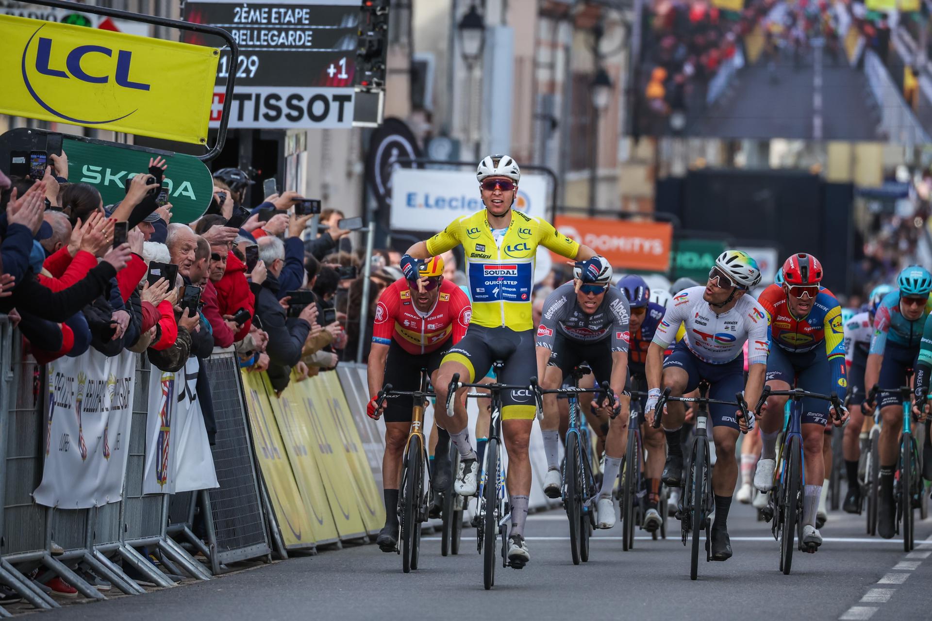 El corredor belga Tim Merlier, del equipo Soul Quick-Step, celebra la victoria tras la segunda etapa de la París-Niza que se ha disputado entre Montesson y Bellegarde, de 1984 km. EFE/EPA/CHRISTOPHE PETIT TESSON
