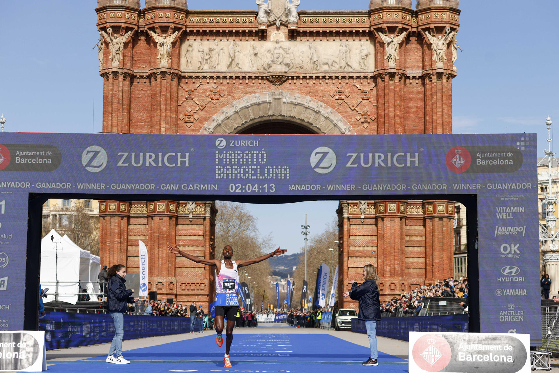 El atleta etíope Tesfaye Deriba se proclama vencedor de la maratón de Barcelona y bate el récord masculino de esta prueba, con un tiempo oficial de 2 horas, 4 minutos y 13 segundos, este domingo en la ciudad condal. EFE/ Quique García