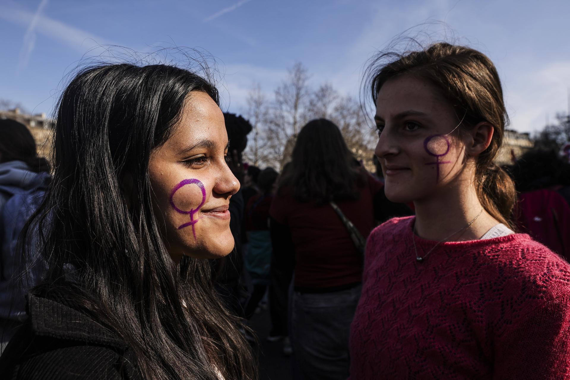 Marcha por el Día Internacional de la Mujer este sábado en París. EFE/EPA/TERESA SUAREZ