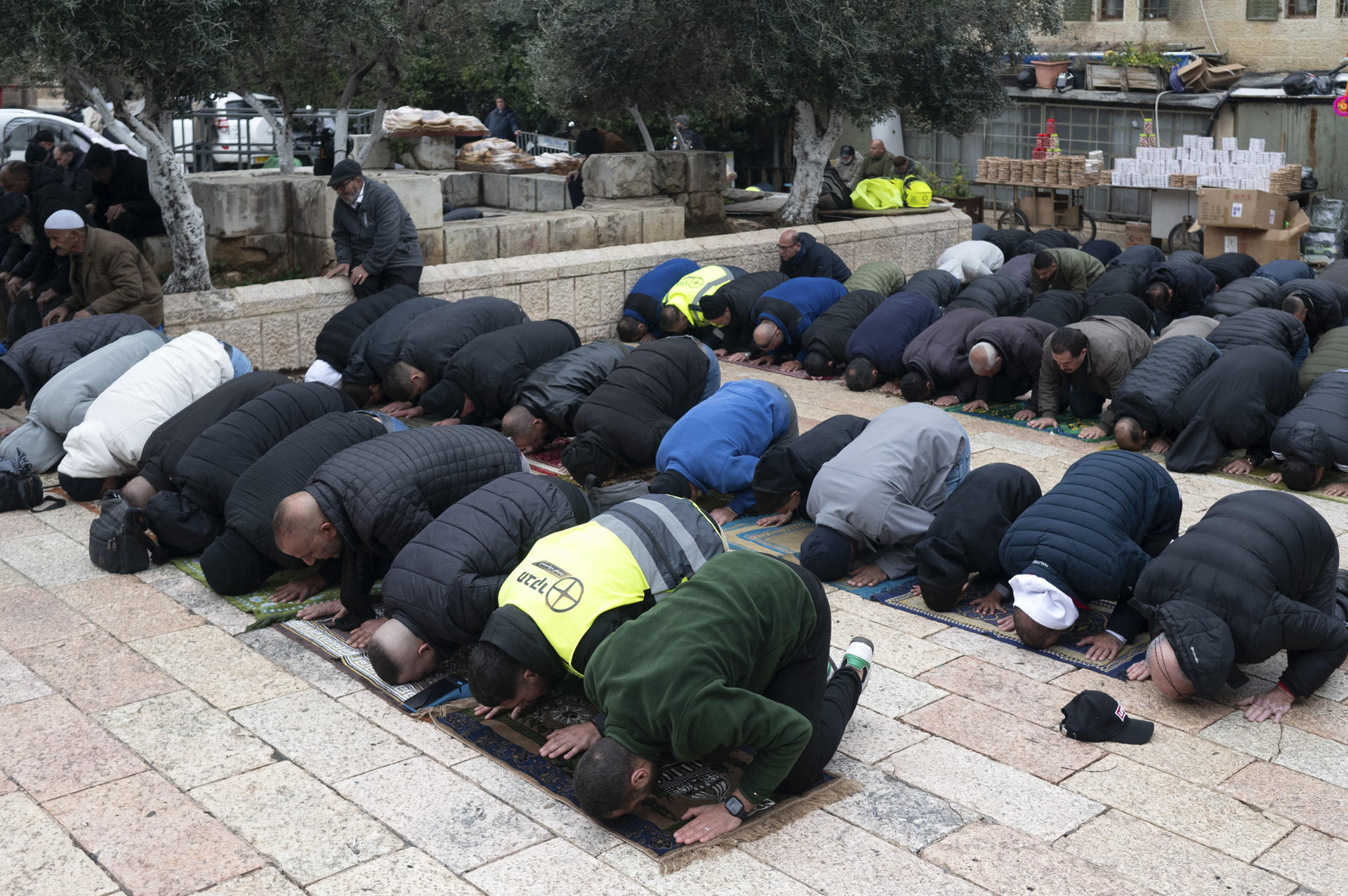 Palestinos musulmanes rezan el pasado vienes, el primero del Ramadán, en la Explanada de las Mezquitas, en Jerusalén. EFE/Magda Gibelli