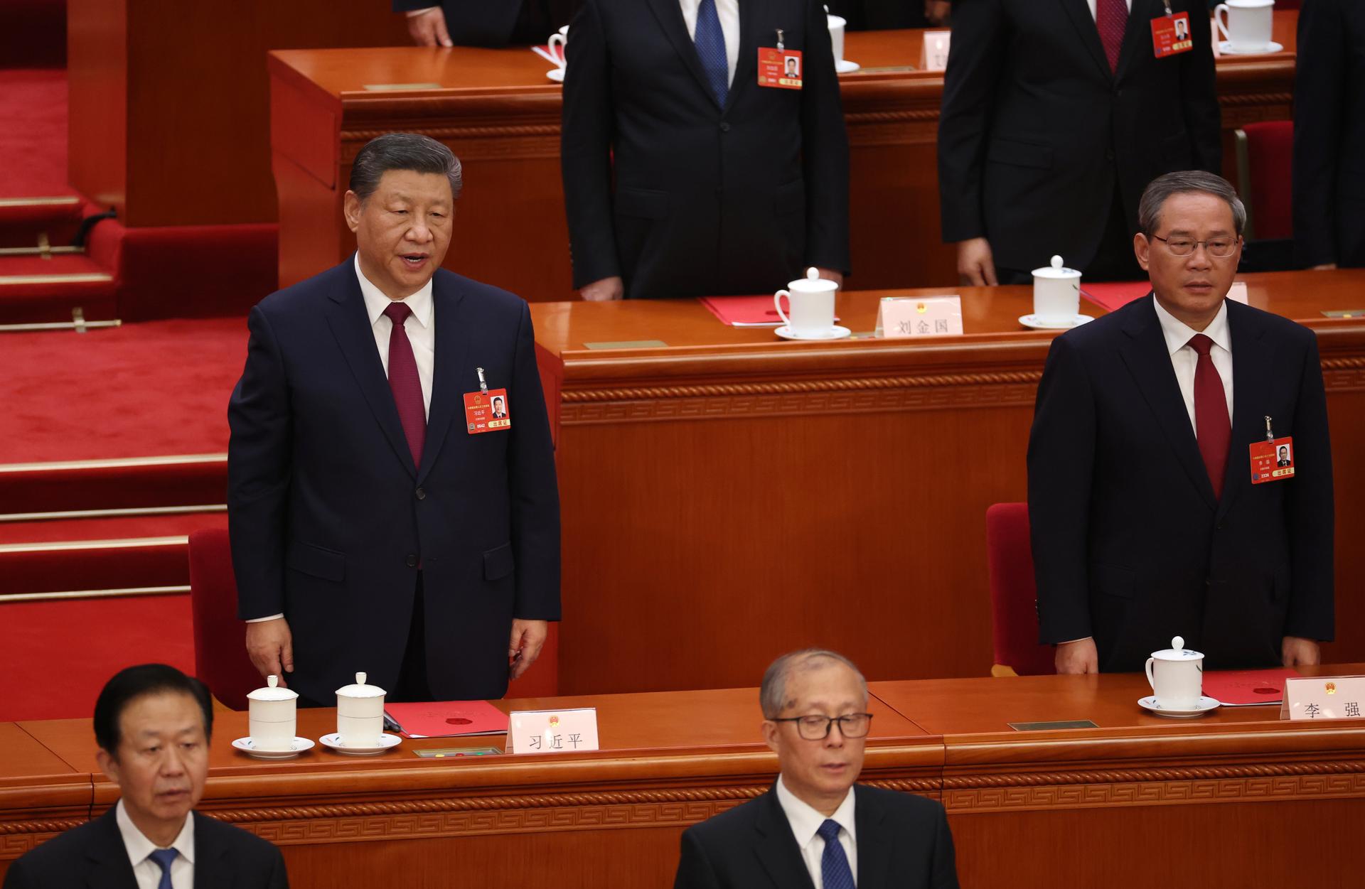 (De izq. a dch.) El presidente chino, Xi Jinping, y el primer ministro, Li Qiang, durante la clausura de la Asamblea Nacional Popular (ANP, Legislativo), la principal cita política del país, en el Gran Salón del Pueblo en Pekín, el 11 de marzo de 2025. EFE/EPA/WU HAO