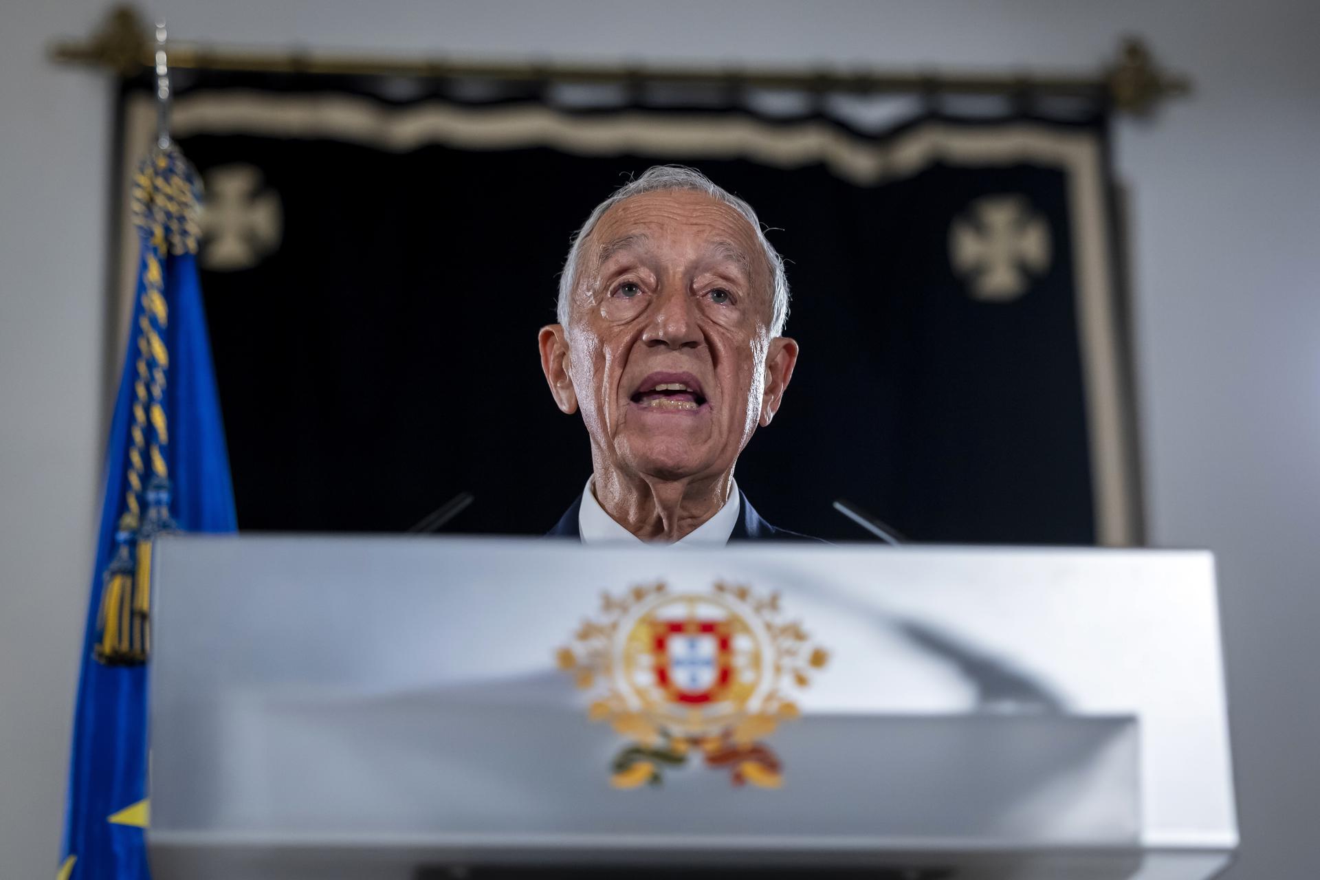 El presidente de Portugal, Marcelo Rebelo de Sousa, anuncia la fecha para la tercera elección general del país en poco más de tres años, tras el rechazo del Parlamento a una moción de confianza del gobierno, en el Palacio de Belém en Lisboa, Portugal, 13 de marzo de 2025. La moción fue presentada por el primer ministro portugués Luis Montenegro, quien enfrentó preguntas sobre las actividades de una firma de consultoría que fundó y que ahora es gestionada por sus hijos. (Lisboa) EFE/EPA/JOSE SENA GOULAO