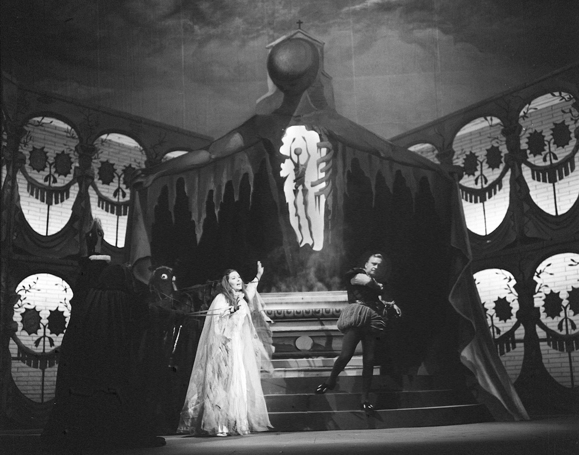 Decorados realizados por Salvador Dalí para una representación de 'Don Juan Tenoro' en el Teatro Español de Madrid en 1964. EFE/Jaime Pato/yv/Archivo