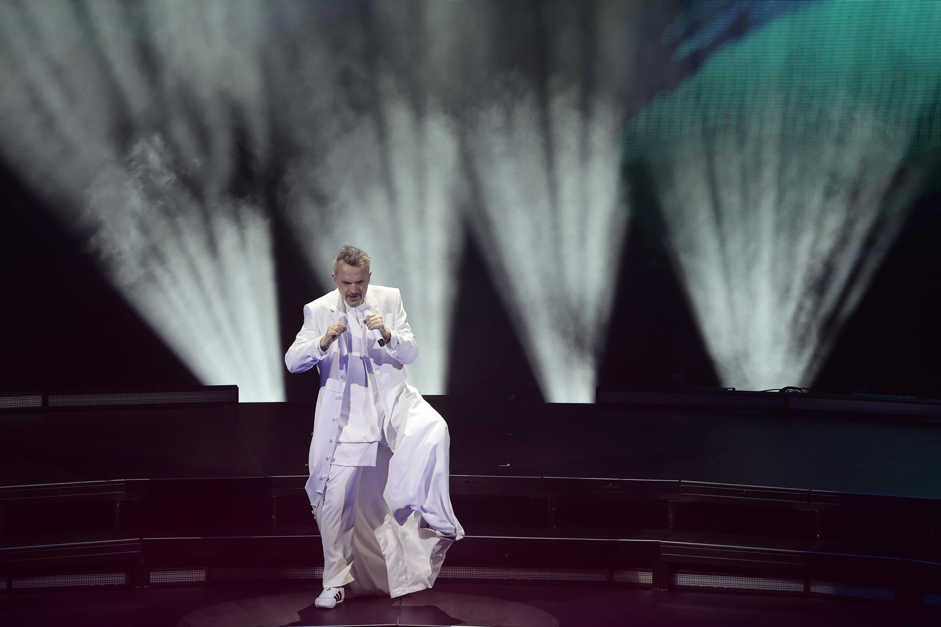 El cantante español Miguel Bosé canta durante un concierto este viernes, como parte de su gira 'Importante', en el Auditorio Nacional de Ciudad de México (México). EFE/José Méndez