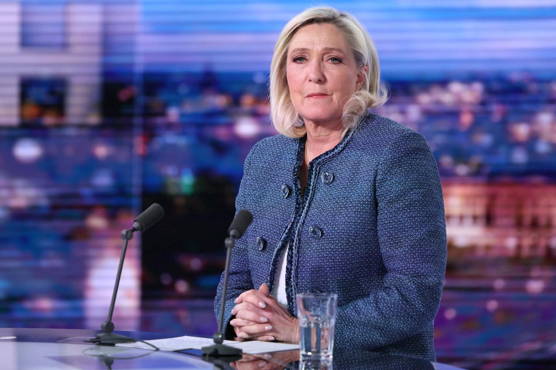 La presidenta del grupo parlamentario de extrema derecha Rassemblement National (RN), Marine Le Pen, posa antes de una entrevista en el programa de noticias de la noche del canal de televisión francés TF1, en Boulogne-Billancourt, a las afueras de París, Francia, 31 de marzo de 2025. Le Pen fue condenada por crear empleos falsos en el parlamento de la UE para canalizar fondos a su partido con el fin de contratar personas en Francia y se le prohibió, con efecto inmediato, presentarse a un cargo público durante cinco años, lo que pone en duda su candidatura a la presidencia francesa en 2027. Francia EFE/EPA/THOMAS SAMSON / POOL MAXPPP OUT