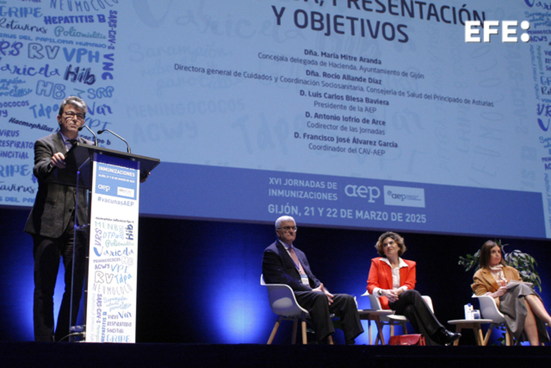 El presidente de la Asociación Española de Pediatría, Luis Carlos Blesa Baviera (i), interviene en las XVI jornadas de inmunizaciones de la asociación profesional este viernes en Gijón. EFE/Juan González