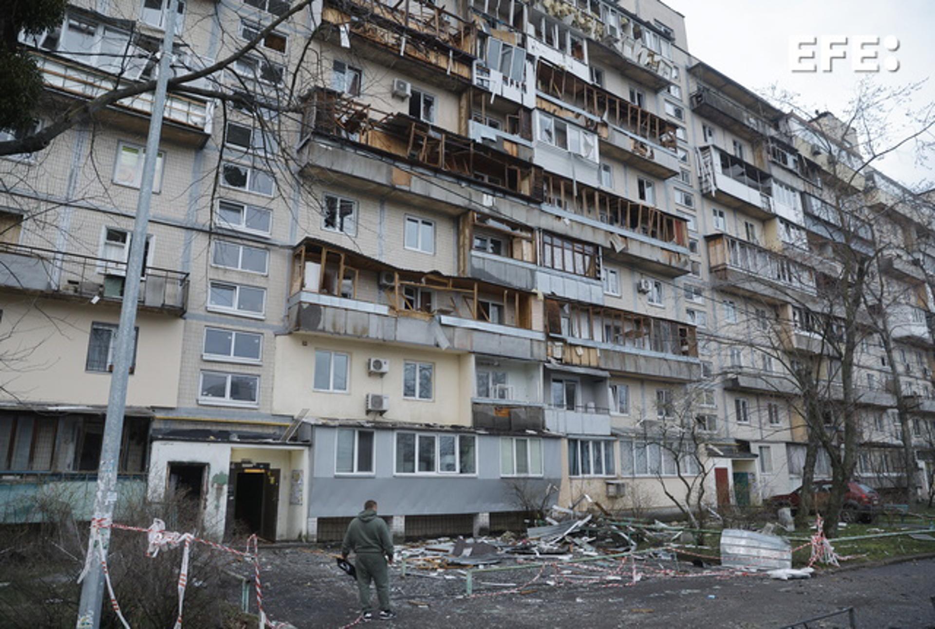 KYIV (Ukraine), 23/03/2025.- Destrozos causados en un edificio por el ataque ruso con drones contra Kiev, que provocó la muerte de al menos tres personas. (Rusia, Ucrania, Kiev) EFE/EPA/SERGEY DOLZHENKO