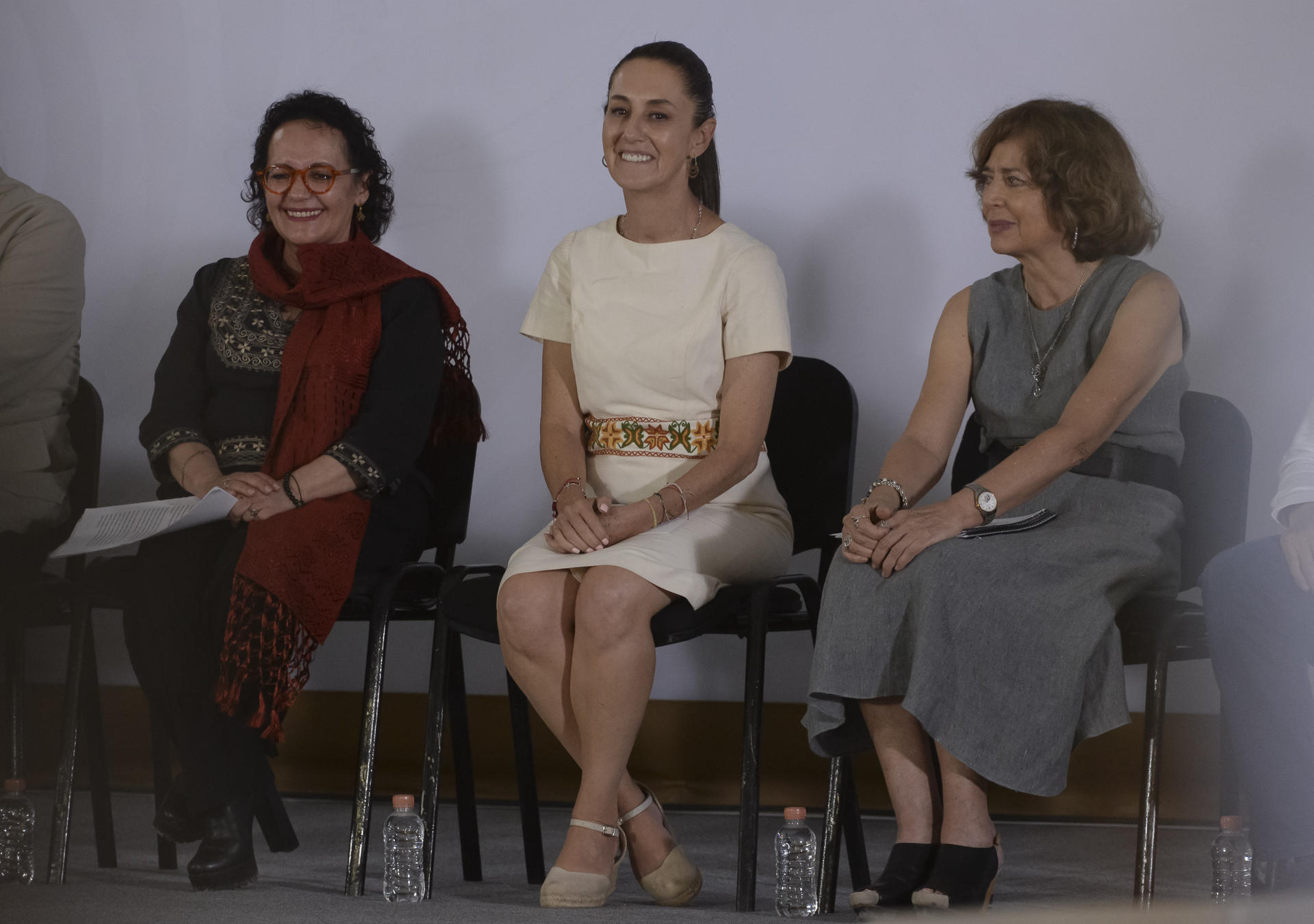 La presidenta de México, Claudia Sheinbaum (c), participa en la inauguración de la primera sede de la Universidad Nacional Rosario Castellanos este viernes, en Comitán de Domínguez (México). EFE/ Carlos López