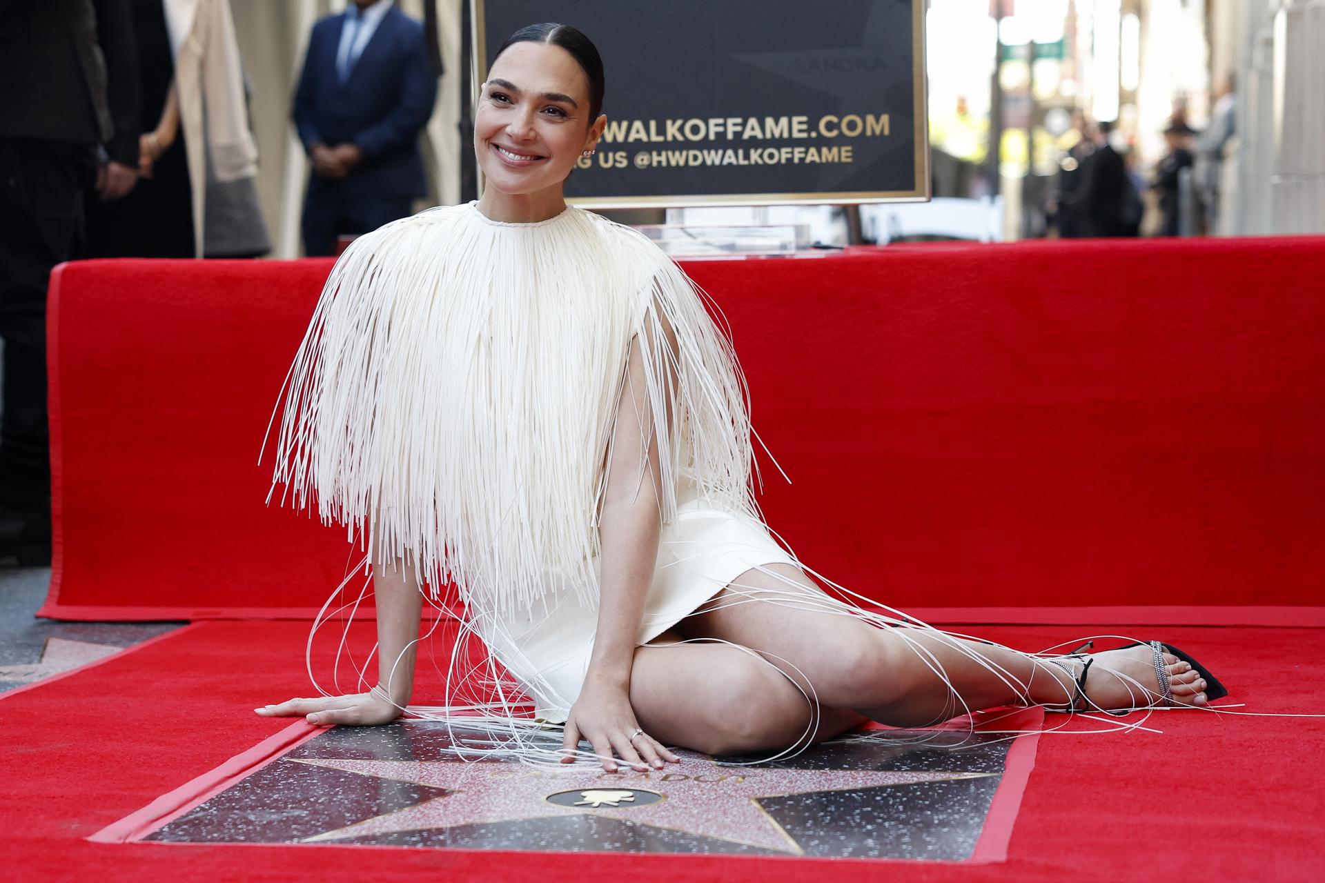 La actriz israelí Gal Gadot posó junto a su recién inaugurada estrella en el Paseo de la Fama de Hollywood durante una ceremonia en su honor en Los Ángeles, California, EE. UU., el 18 de marzo de 2025. EFE/EPA/CAROLINE BREHMAN