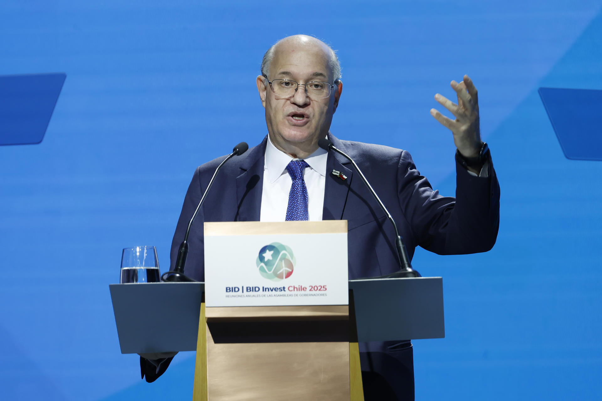 El presidente del Banco Interamericano de Desarrollo (BID), Ilan Goldfajn, habla durante la tercera jornada de las Asambleas Anuales de Gobernadores del BID y de BID Invest 2025 en Santiago (Chile). EFE/ Elvis González